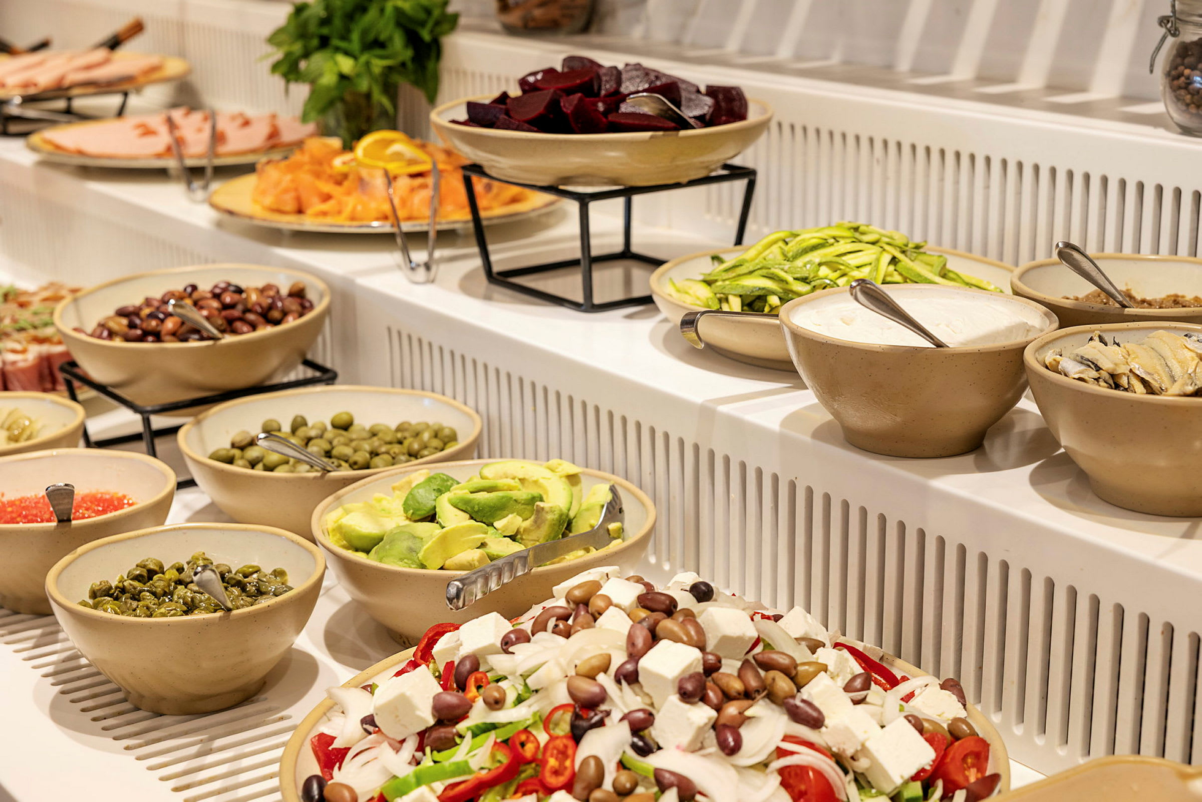 En buffet med forskellige salater og tilbehør. (AI-genereret tekst)