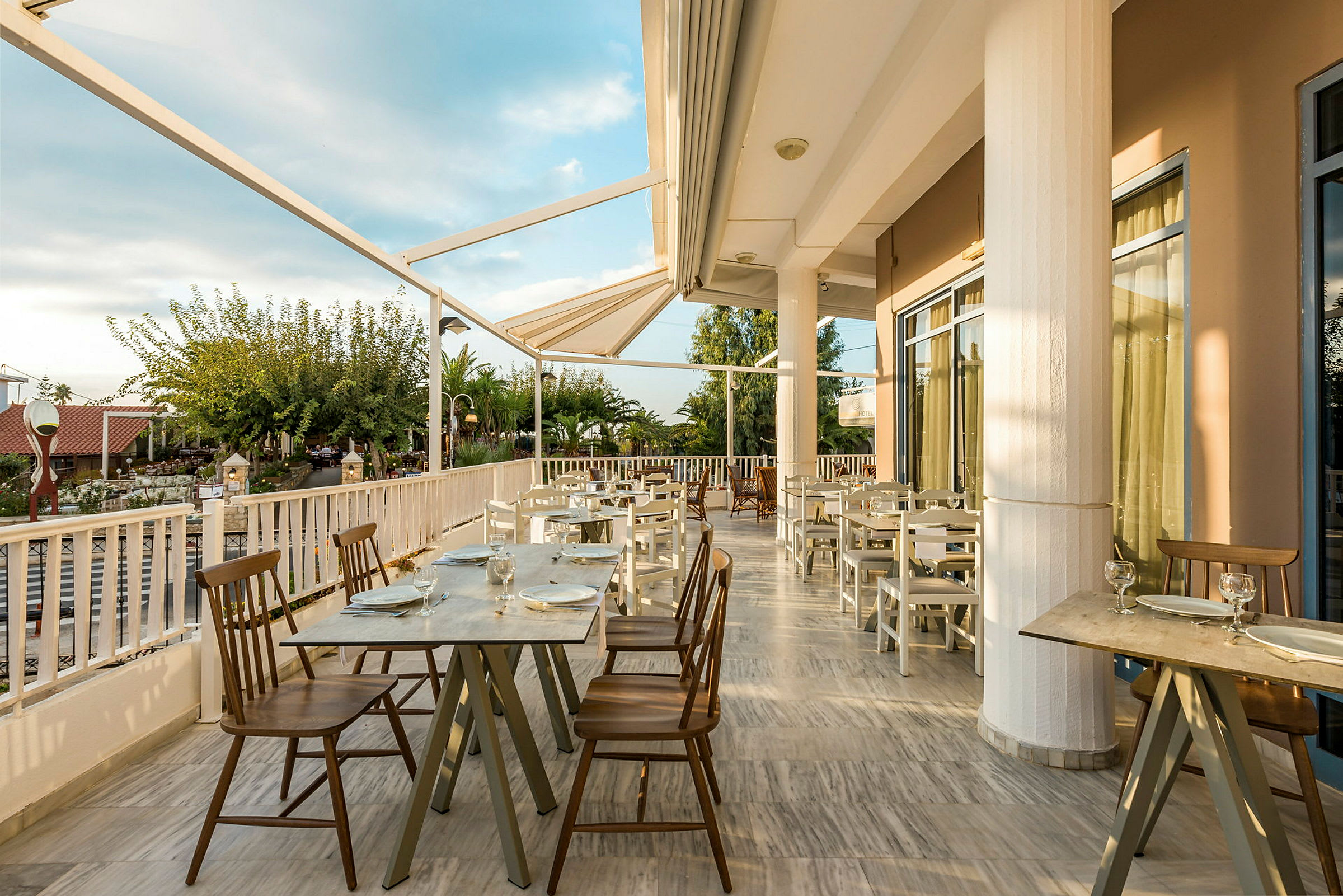 En terrasse med udendørsservering ved en bygning. (AI-genereret tekst)