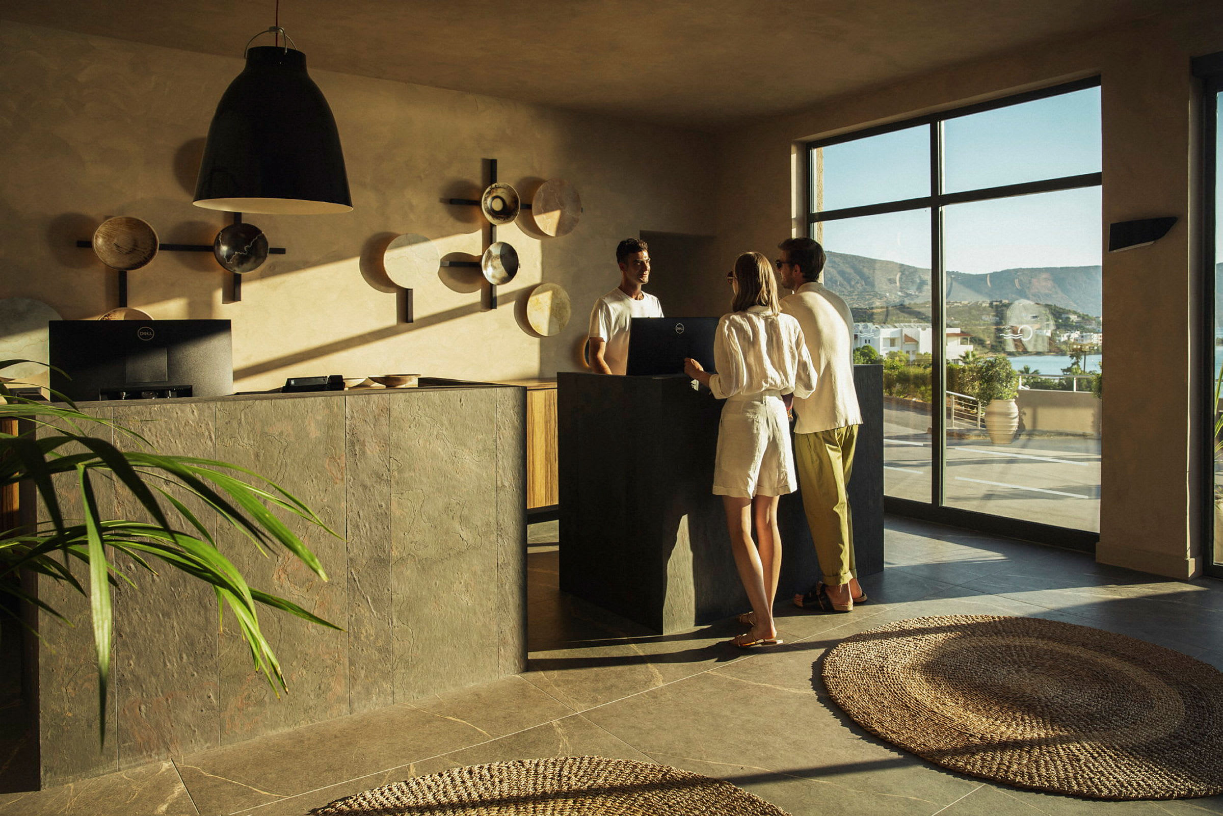 Reception i moderne hotelmiljø med udsigt over naturen. (AI-genereret tekst)