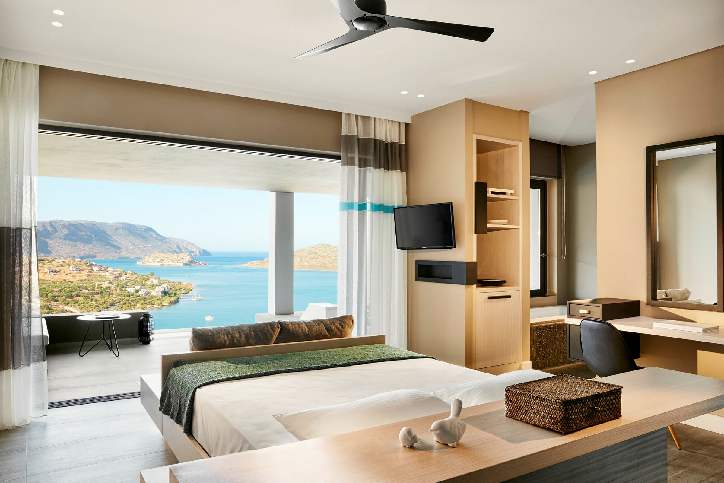 Moderne hotelværelse med havudsigt fra balkonen. (AI-genereret tekst)