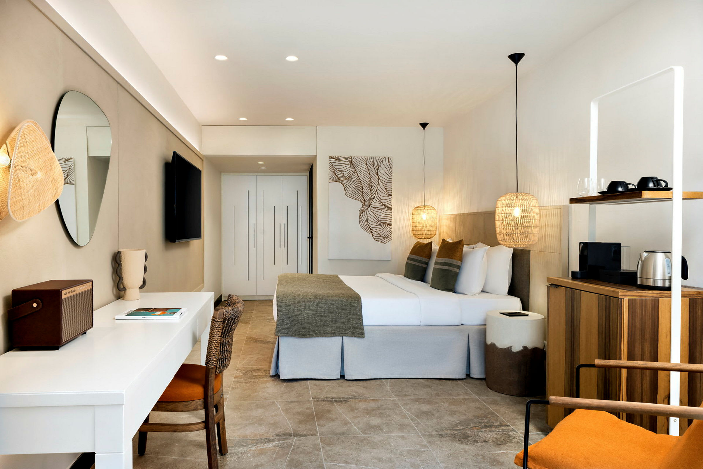 Moderne hotelværelse med dobbeltseng, skrivebord og siddepladser. (AI-genereret tekst)