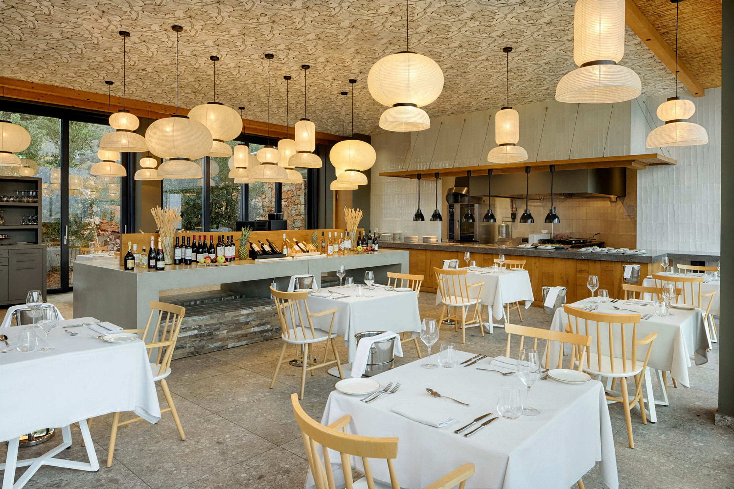 En restaurant med dækkede borde og moderne belysning. (AI-genereret tekst)