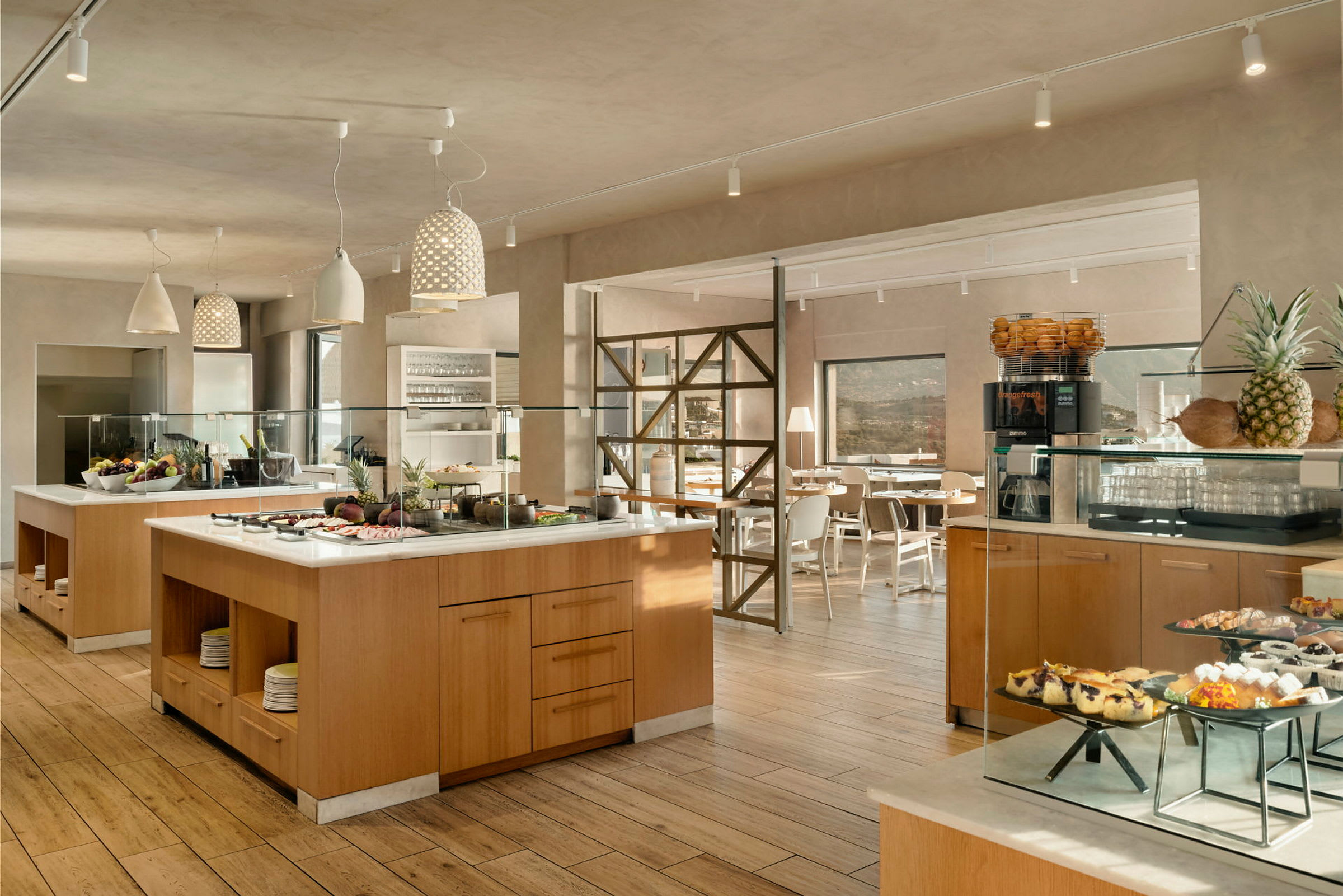 Billede af en moderne restaurantbuffet med forskellige retter og frugt i en lys og elegant atmosfære. (AI-genereret tekst)