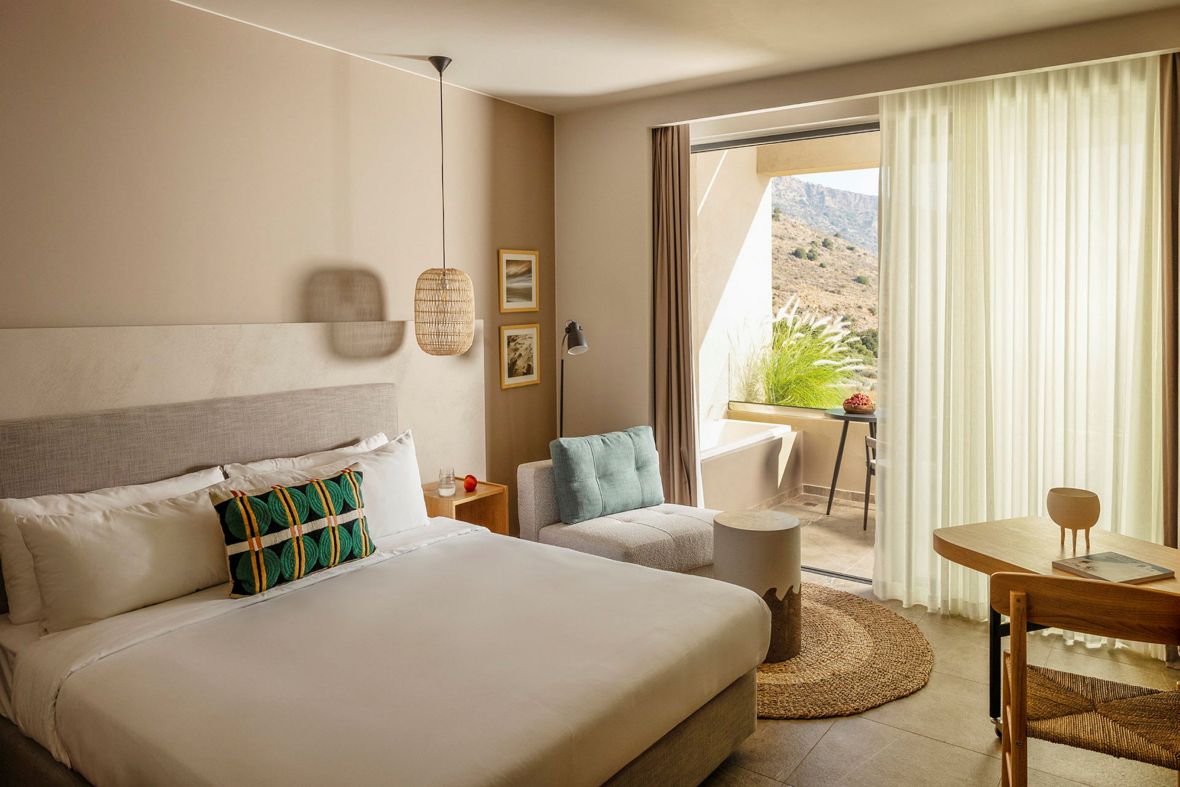 Juniorsuite med badekar og havudsigt