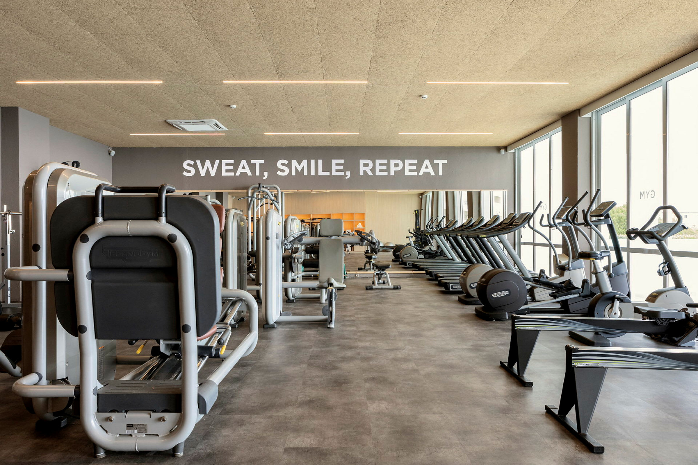 Et fitnesscenter med træningsmaskiner og løbebånd. (AI-genereret tekst)