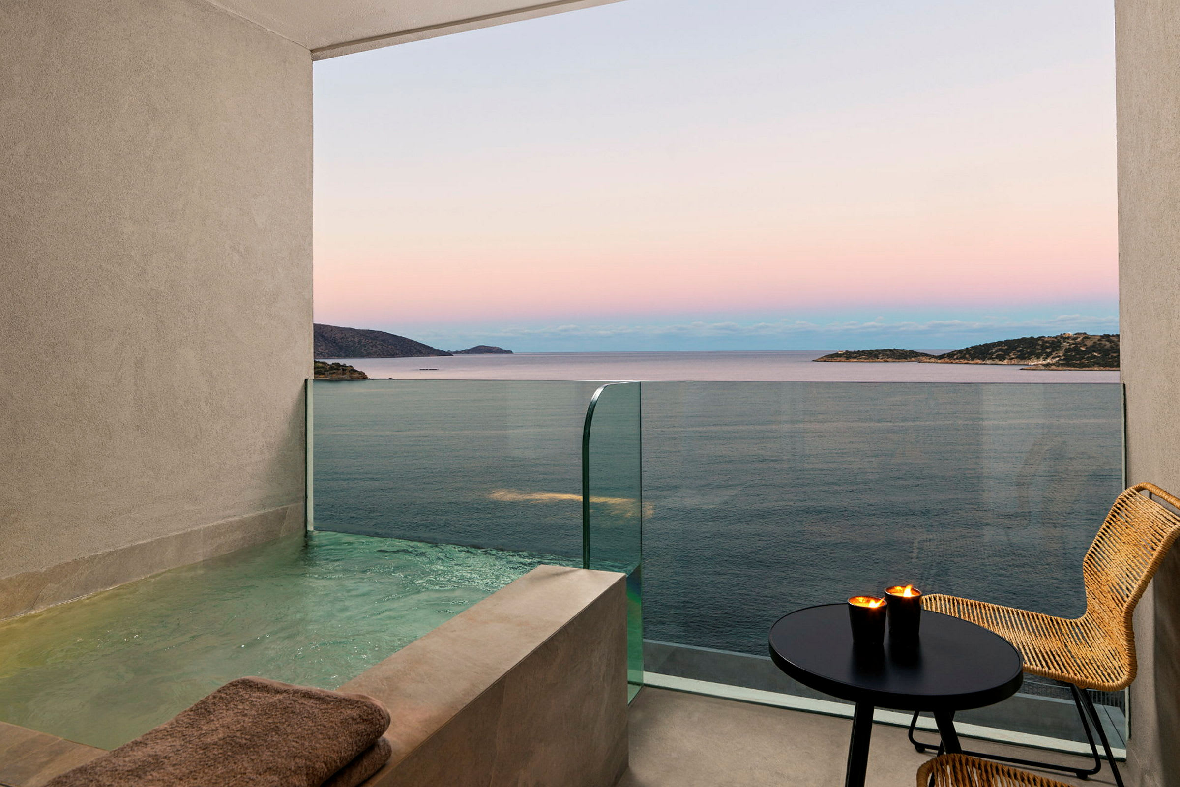 Udsigt over havet fra en balkon med en privat pool, bord og stol. (AI-genereret tekst)