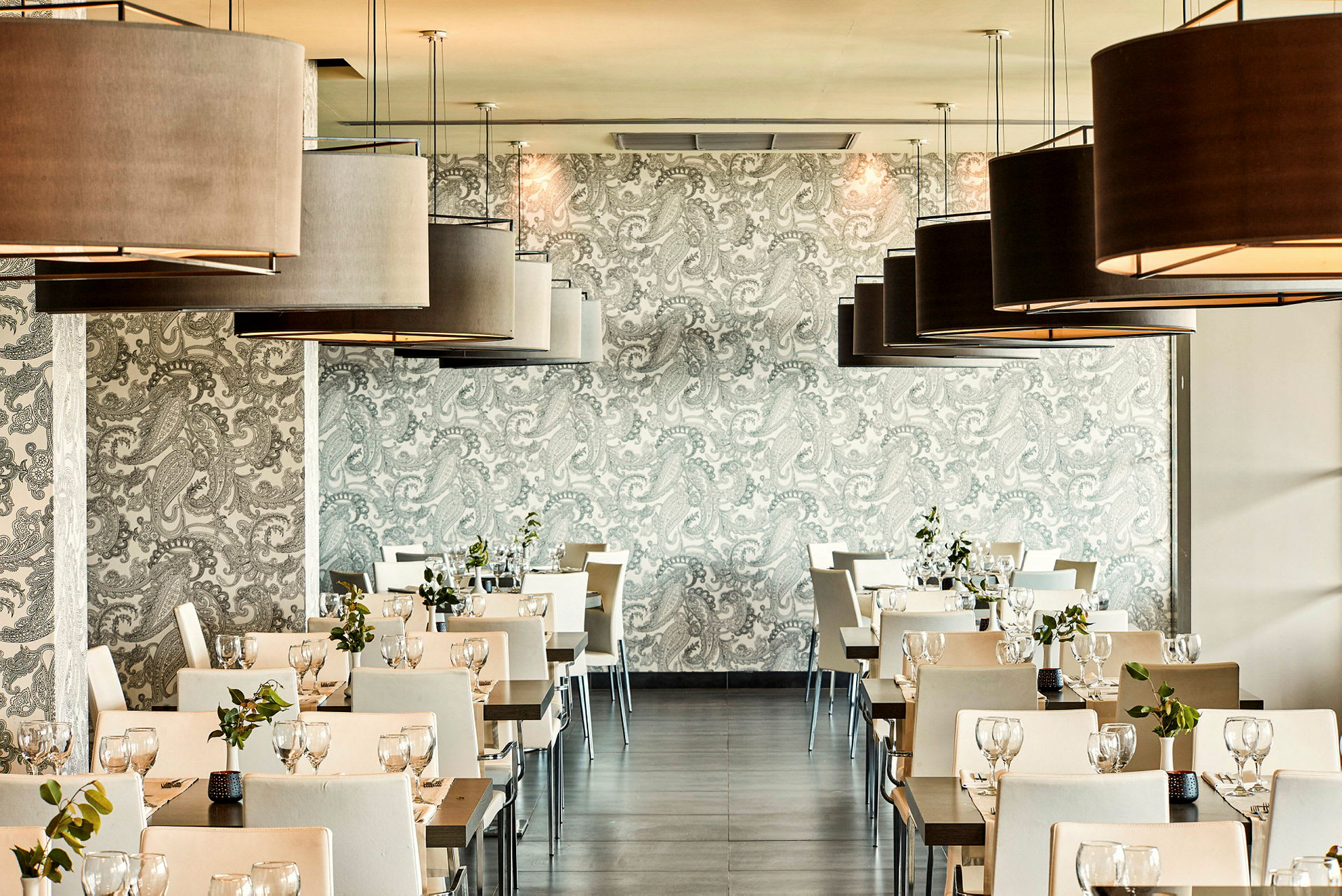 Restaurant med dækkede borde og dekorative lamper. (AI-genereret tekst)