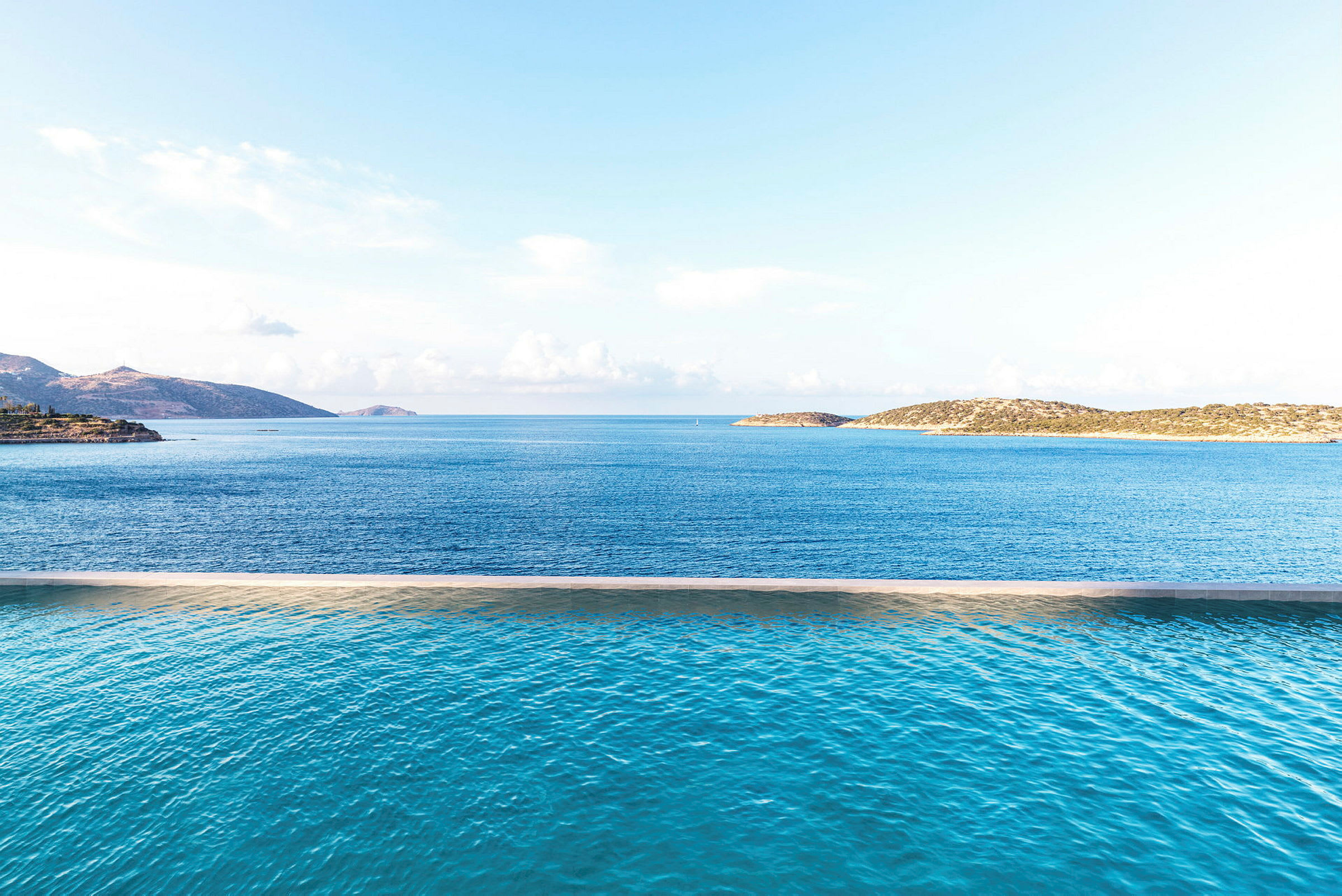 Udsigt over havet med en infinitypool i forgrunden. (AI-genereret tekst)