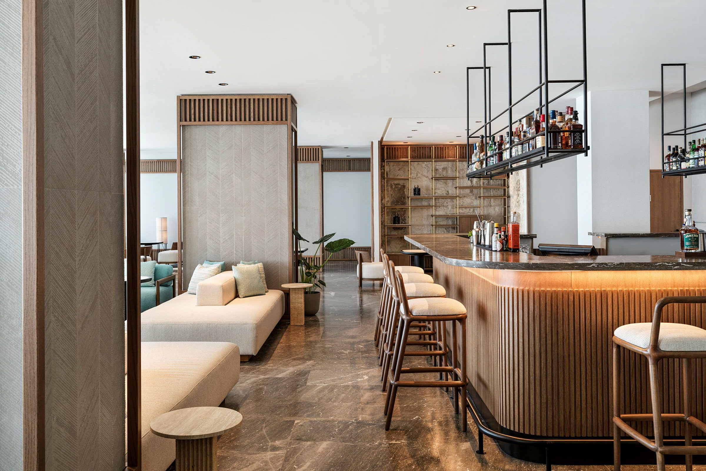 Billede af en moderne hotelbar med træpaneler og siddepladser. (AI-genereret tekst)