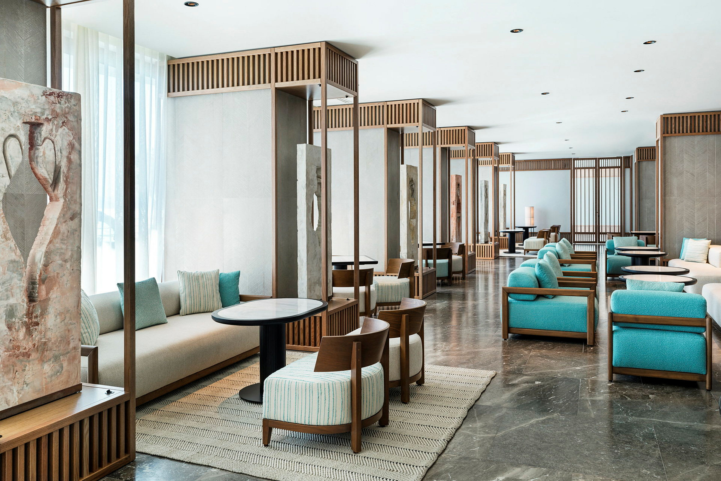 Moderne hotellobby med siddegrupper og stilren indretning. (AI-genereret tekst)