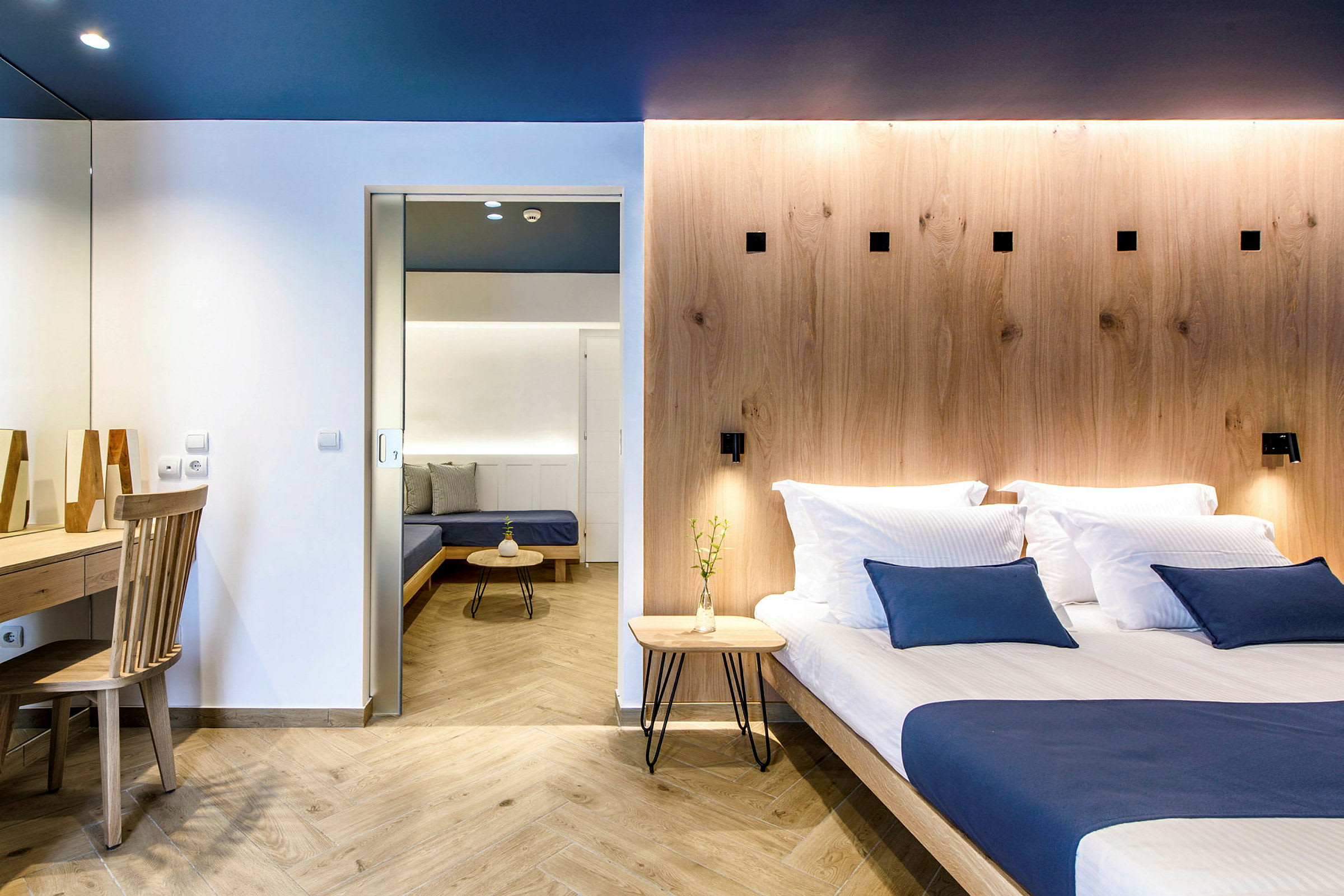 Moderne indrettet hotelværelse med dobbeltseng og siddeområde. (AI-genereret tekst)