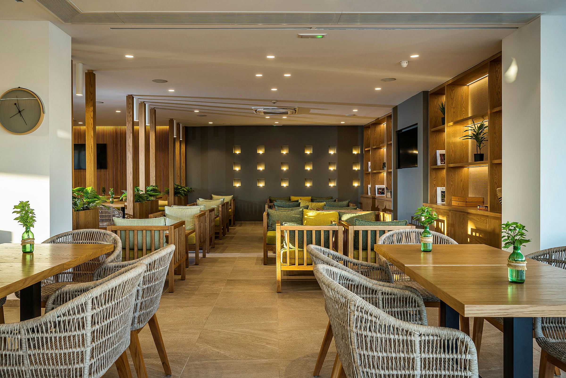 Billede af en moderne hotellobby med siddegrupper og dekorativ belysning. (AI-genereret tekst)
