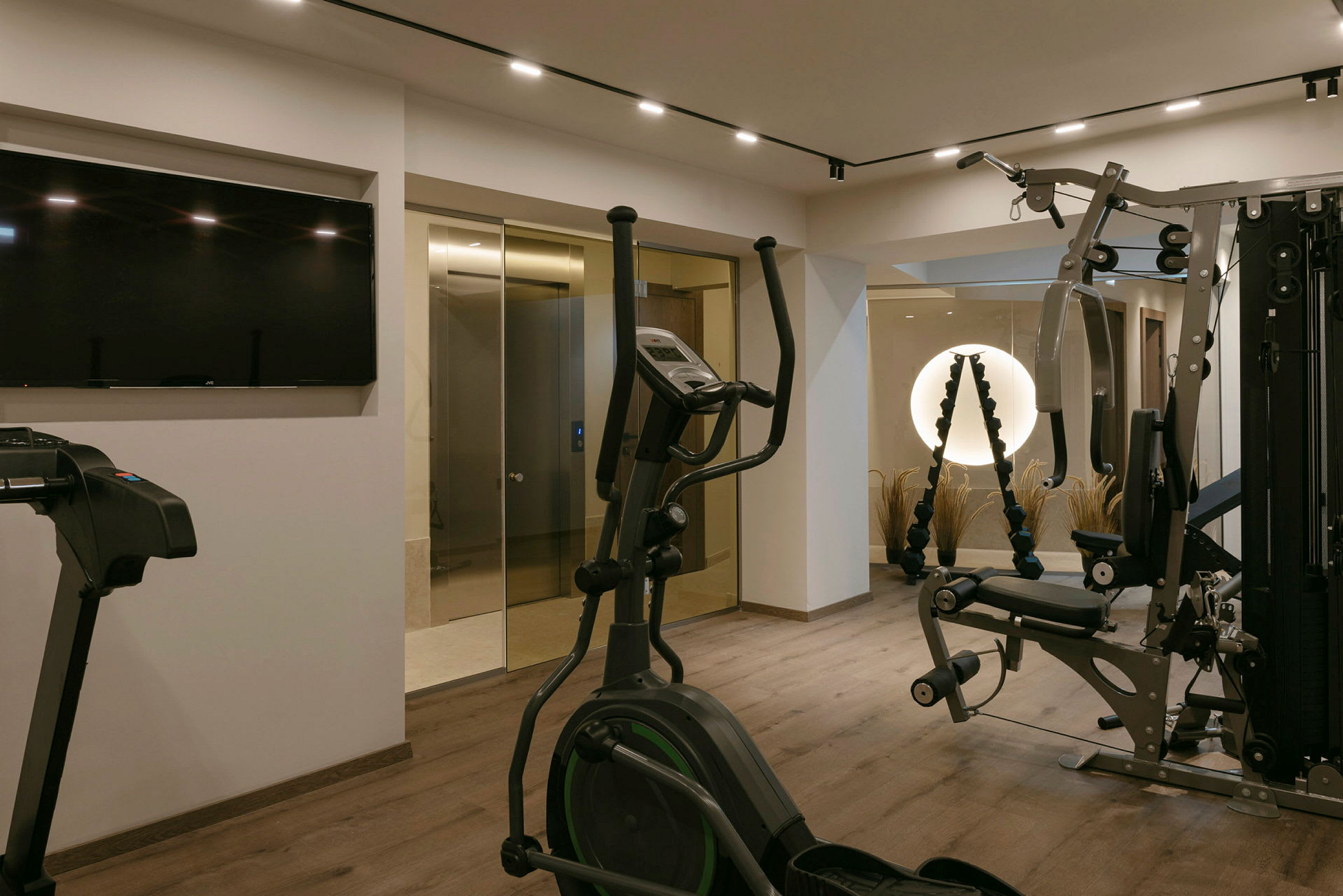 Et fitnessrum med udstyr som kondicykel og multigym. (AI-genereret tekst)