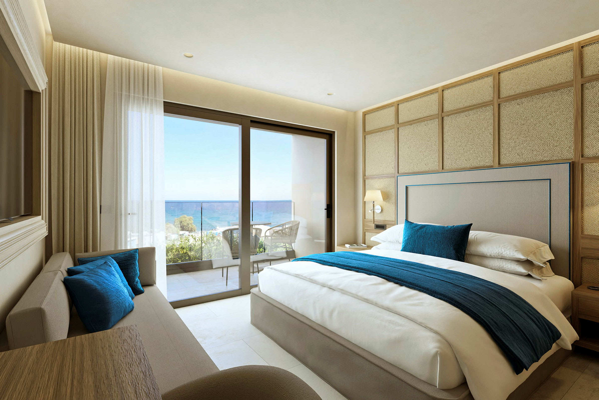Et hotelværelse med en dobbeltseng, sofa og udsigt over havet fra en balkon. (AI-genereret tekst)