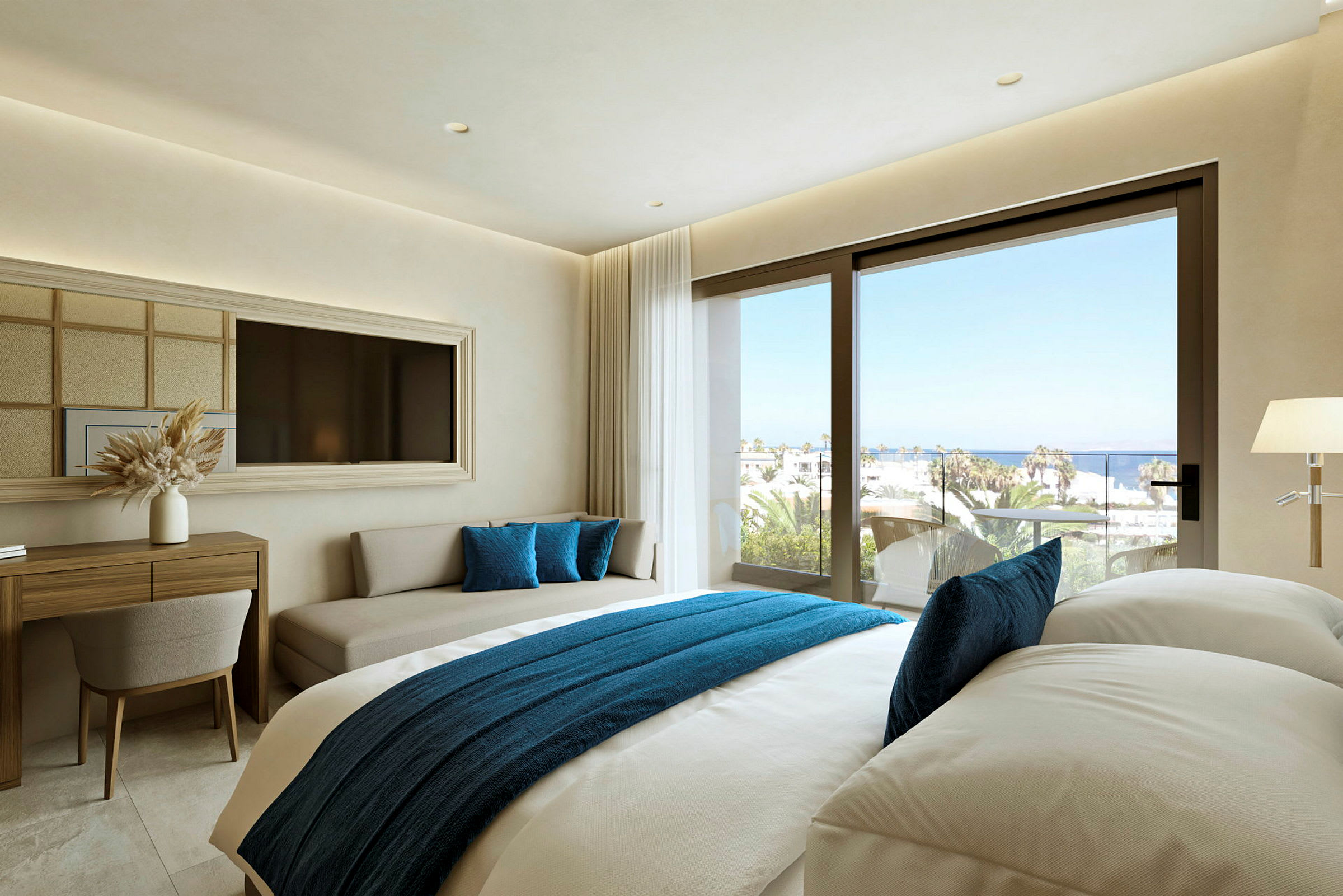 Et lyst og moderne hotelværelse med en seng dekoreret med blåt tekstil, en sofa og et skrivebord. Vinduerne giver udsigt til en altan og havet. (AI-genereret tekst)