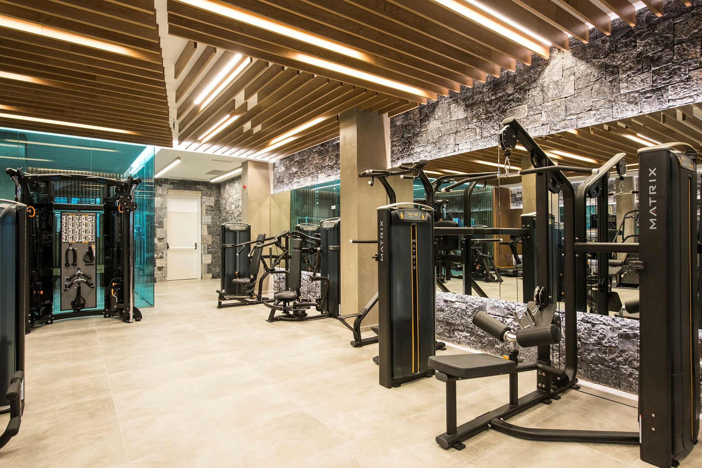 Et træningsrum med forskellige fitnessmaskiner. (AI-genereret tekst)