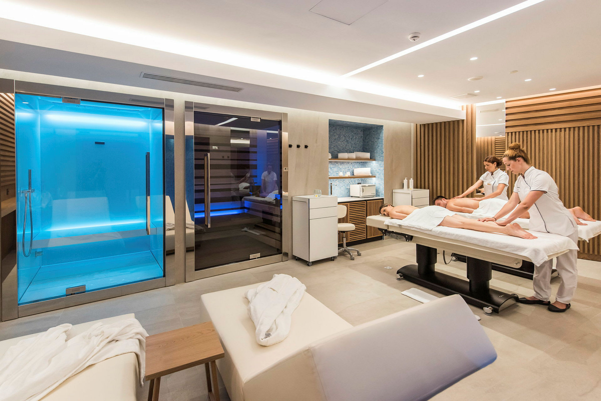 Et moderne spa med massageborde og saunaområde. (AI-genereret tekst)