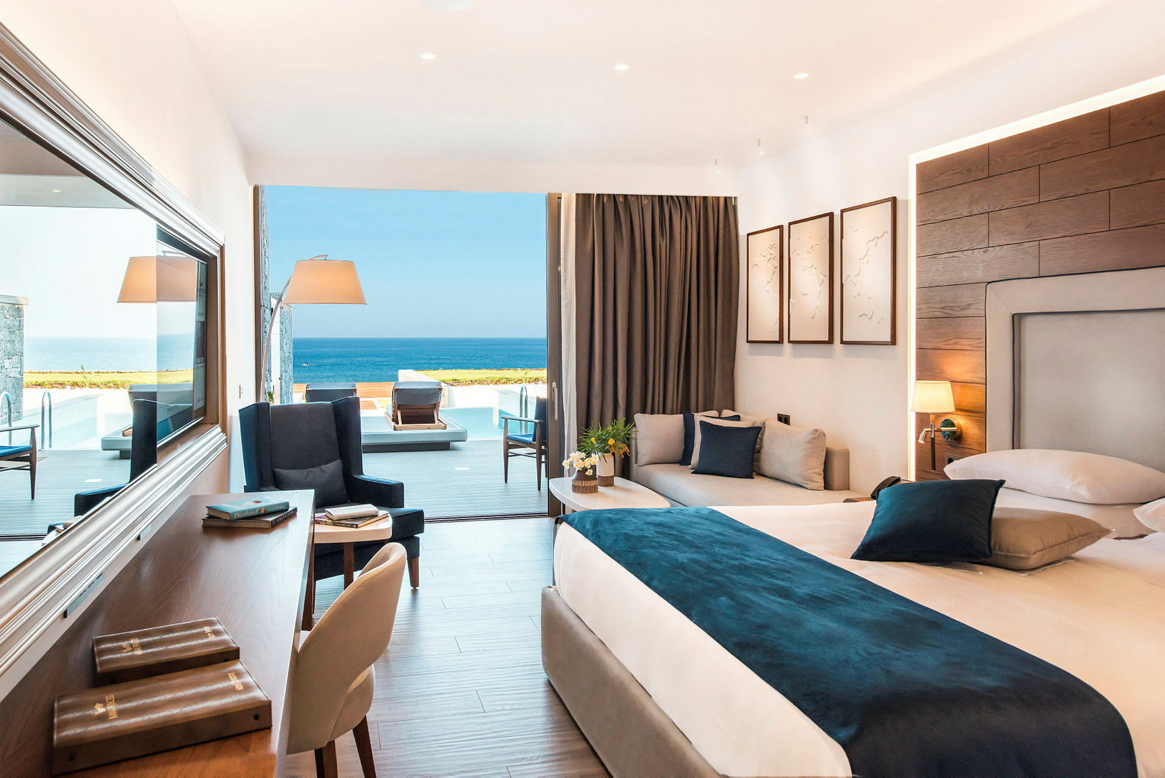 Moderne hotelværelse med havudsigt og privat pool. (AI-genereret tekst)