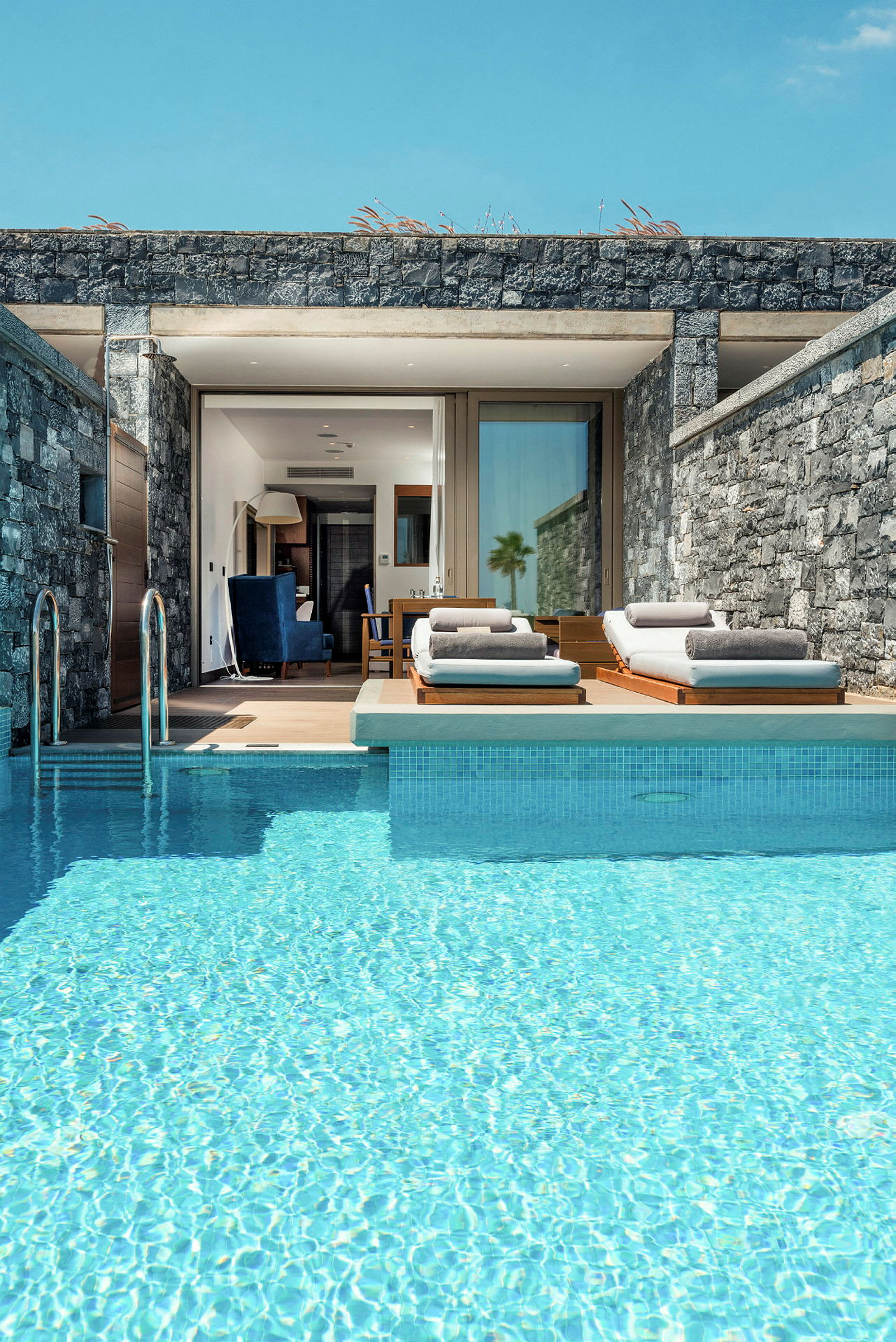 Privat pool foran et moderne hotelværelse. (AI-genereret tekst)