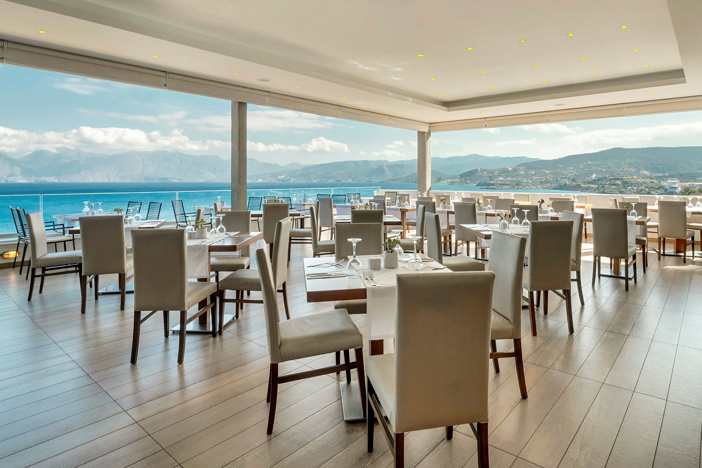 Restaurant med udsigt over havet og bjergene. (AI-genereret tekst)