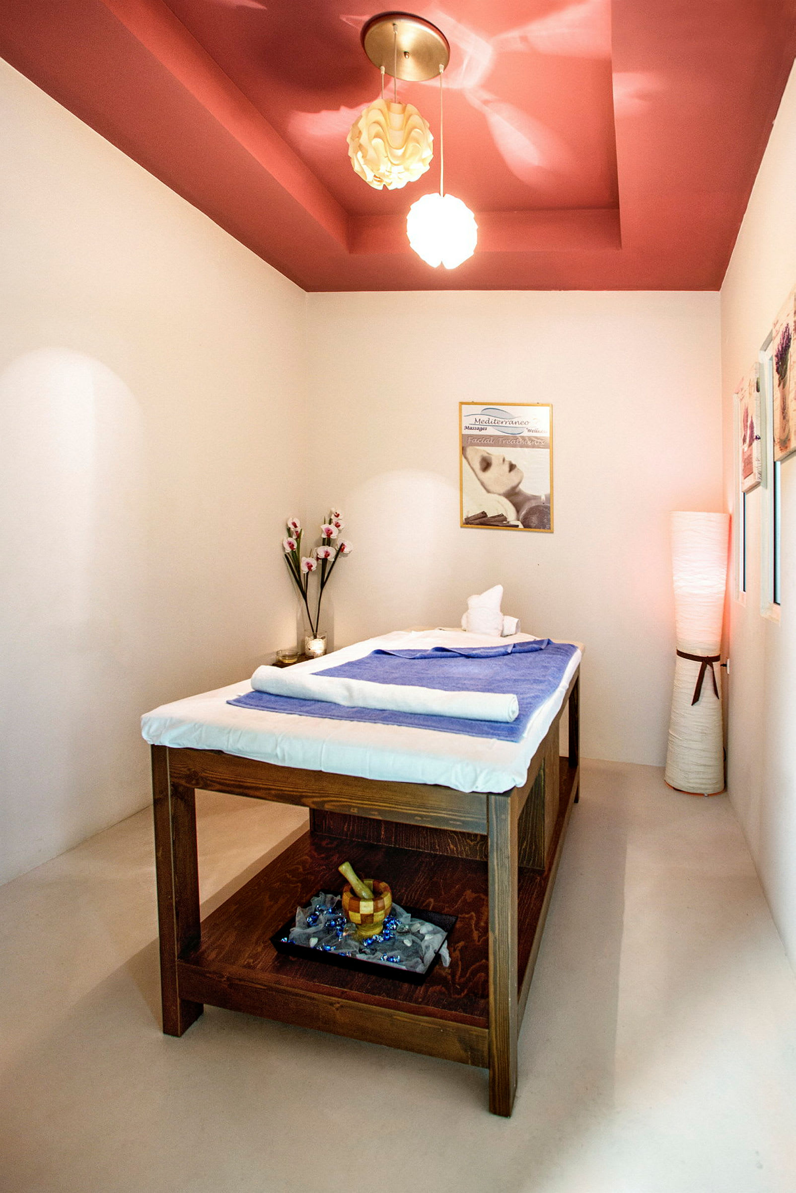 Et spa-behandlingsrum med en massagebænk. (AI-genereret tekst)