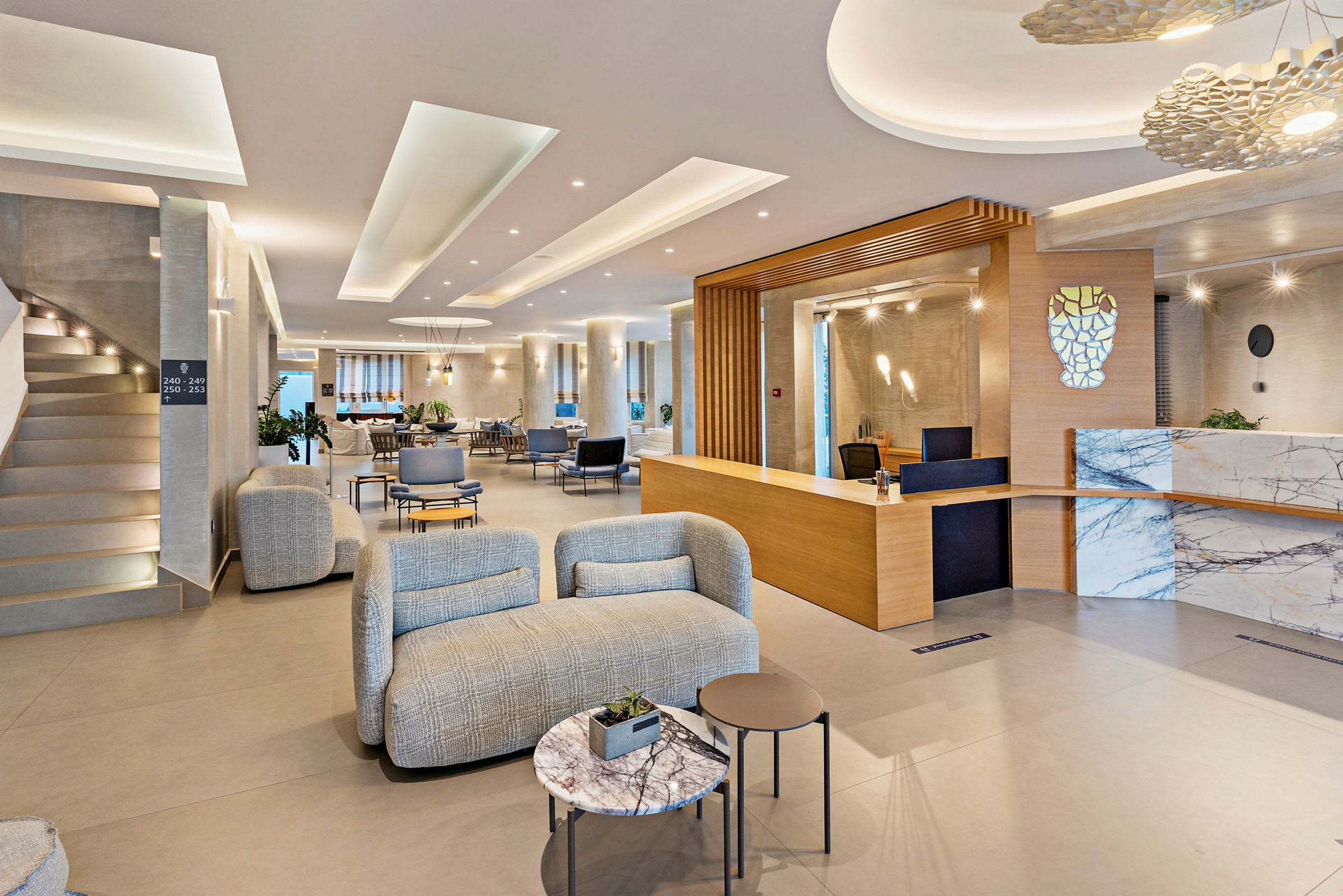 Reception og siddeområde på moderne hotel. (AI-genereret tekst)