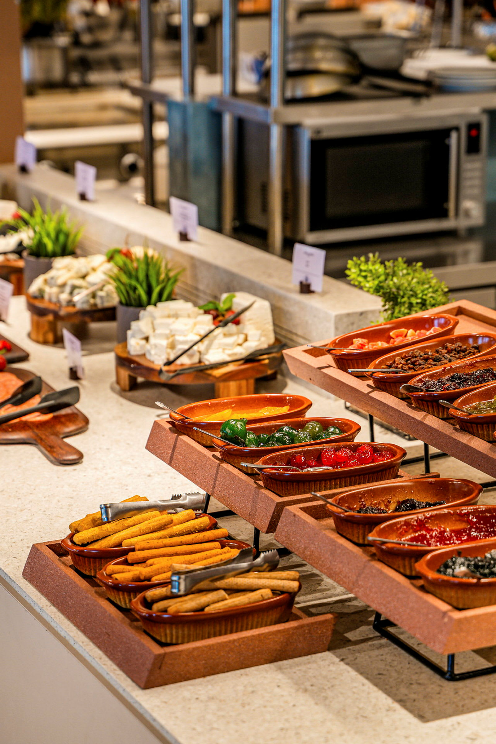 En buffet med forskellige slags mad som oste og tilbehør. (AI-genereret tekst)