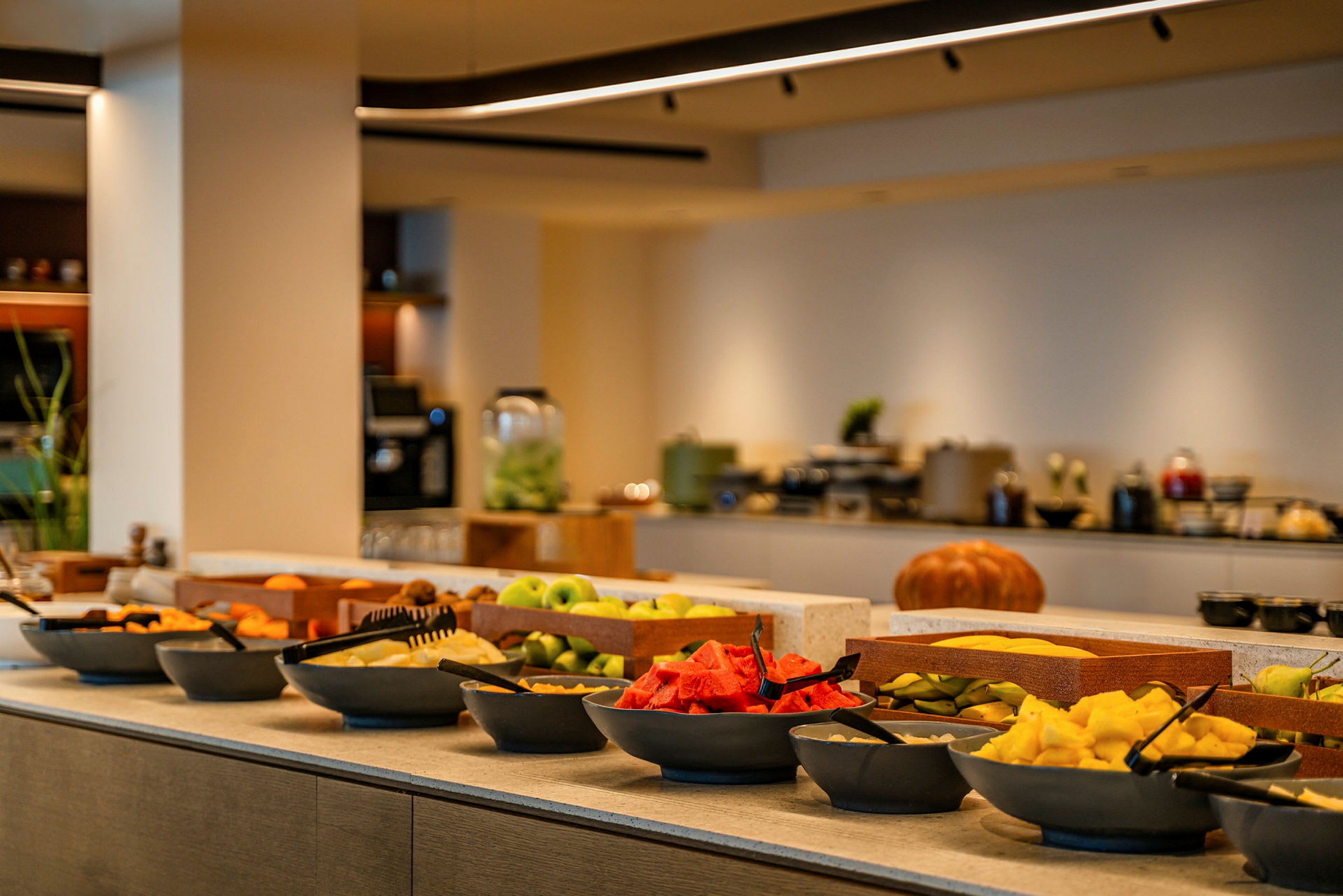 Buffet med frisk frugt anrettet på et bord. (AI-genereret tekst)