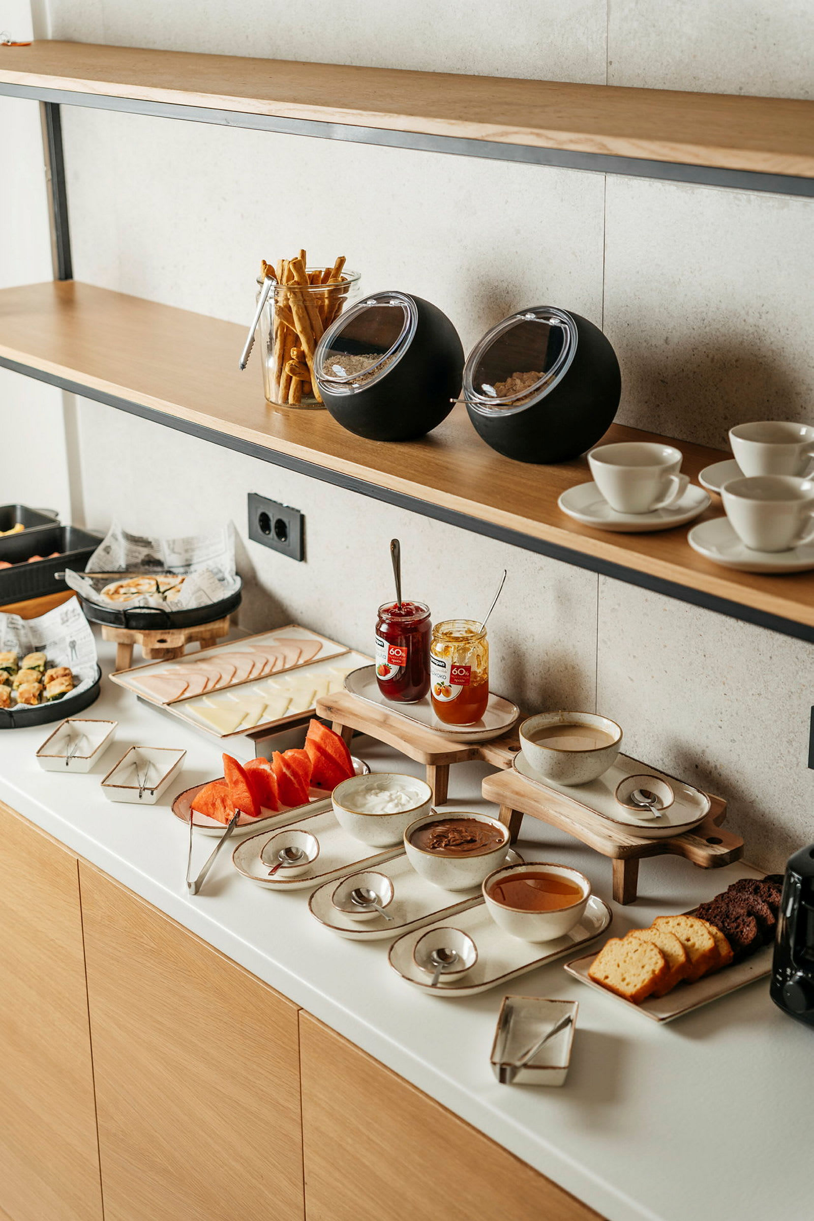 Morgenbuffet med brød, marmelade og frugt. (AI-genereret tekst)