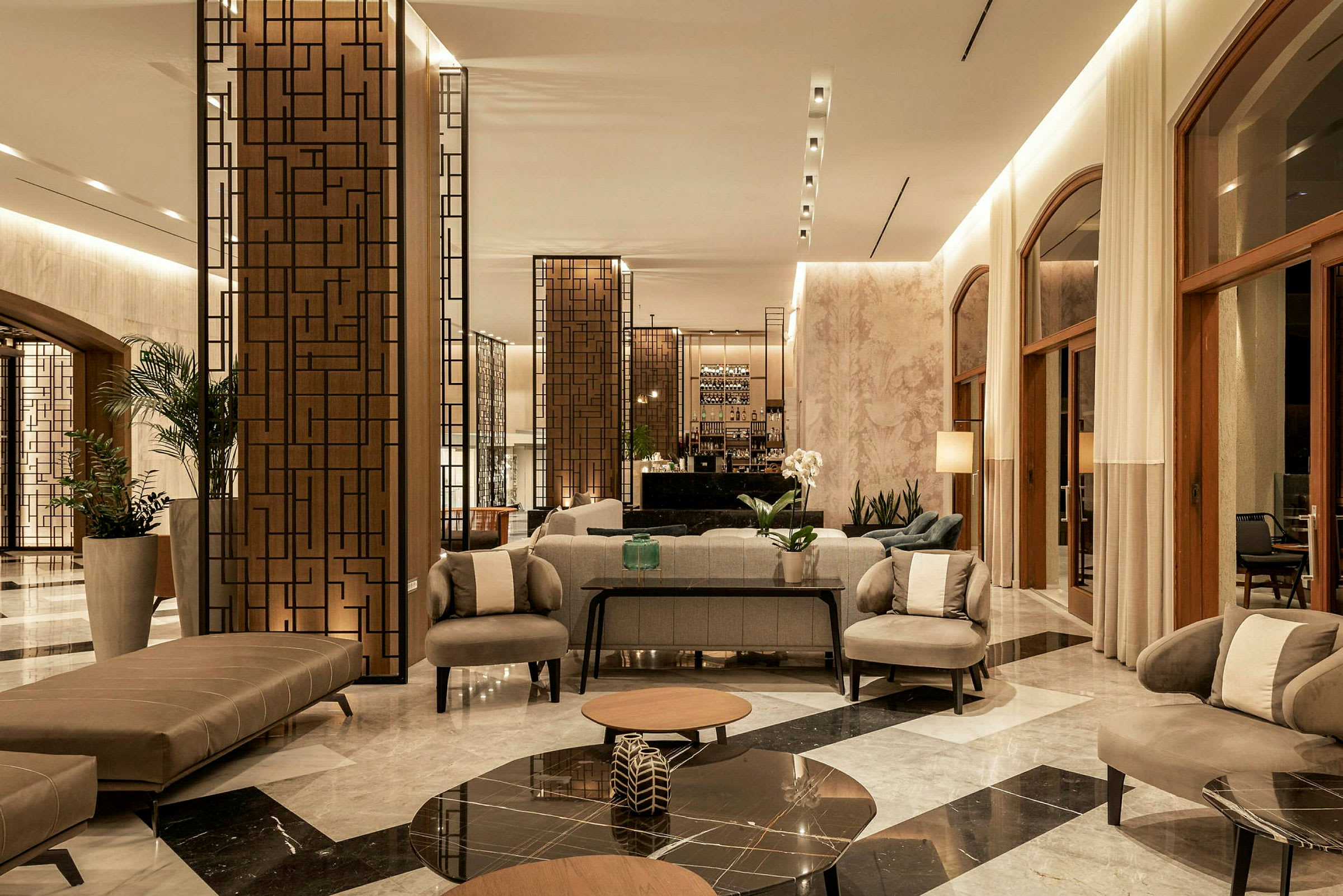 Moderne hotellobby med siddegrupper og elegante møbler. (AI-genereret tekst)