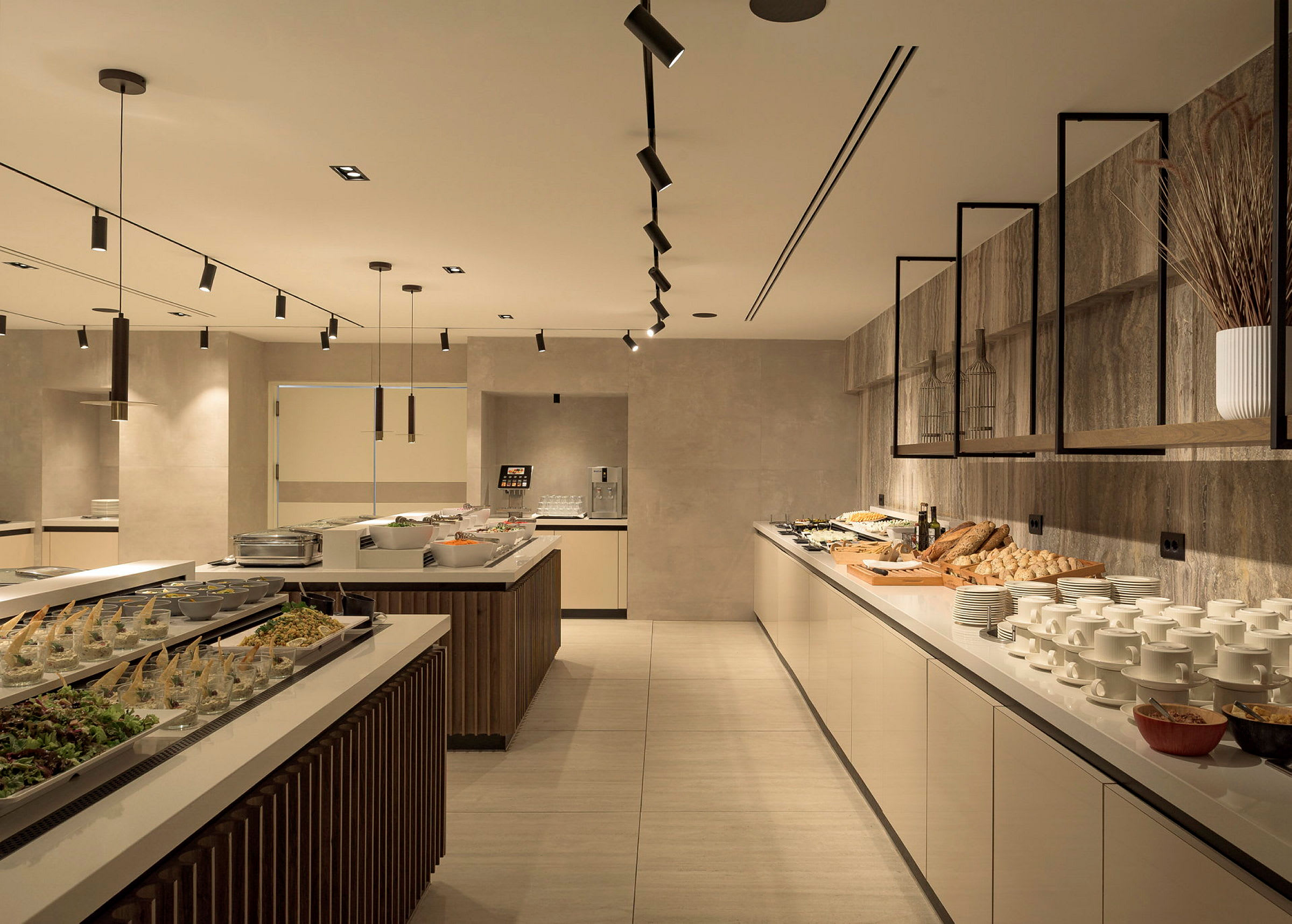 Buffetområde med mad og porcelæn på bænke i en moderne indretningsstil. (AI-genereret tekst)