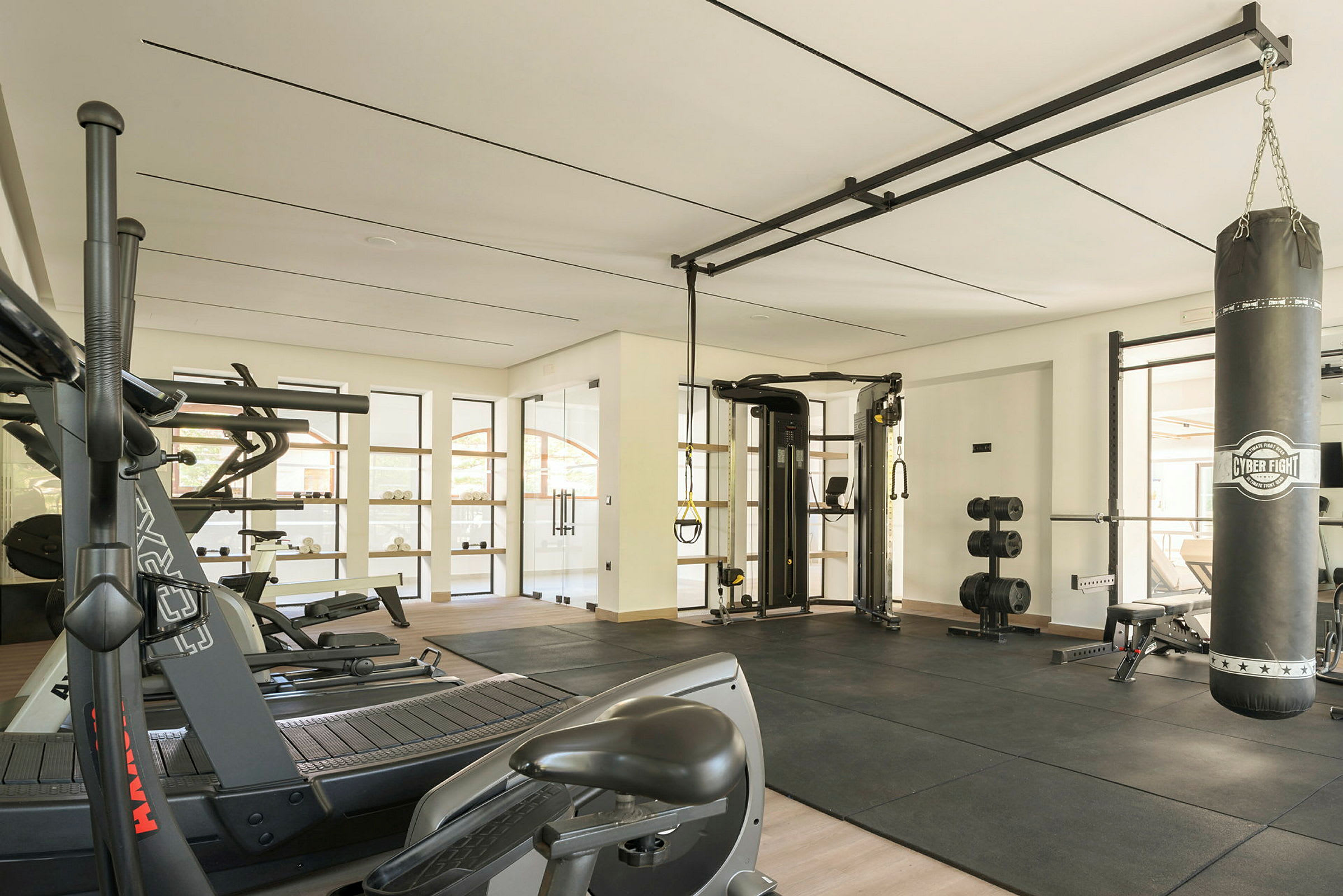 Et moderne fitnesscenter med træningsudstyr og en boksepude. (AI-genereret tekst)