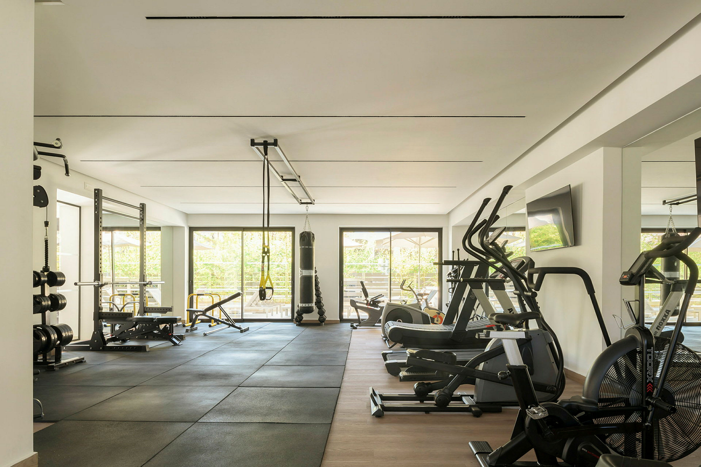 Et fitnesscenter med træningsmaskiner og vægte. (AI-genereret tekst)