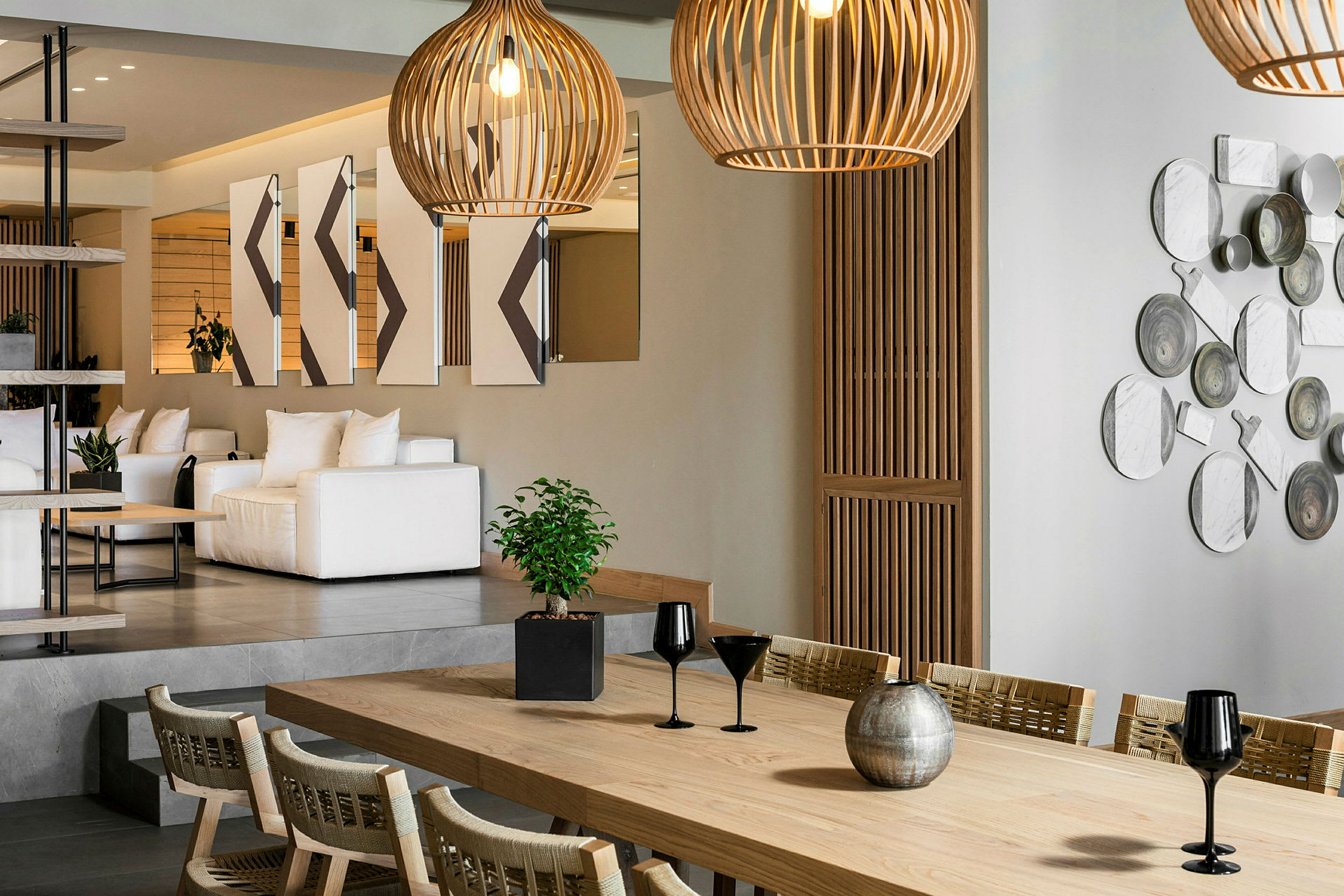 Et moderne interiørdesign med hvide sofaer, træmøbler og dekorative lamper. (AI-genereret tekst)