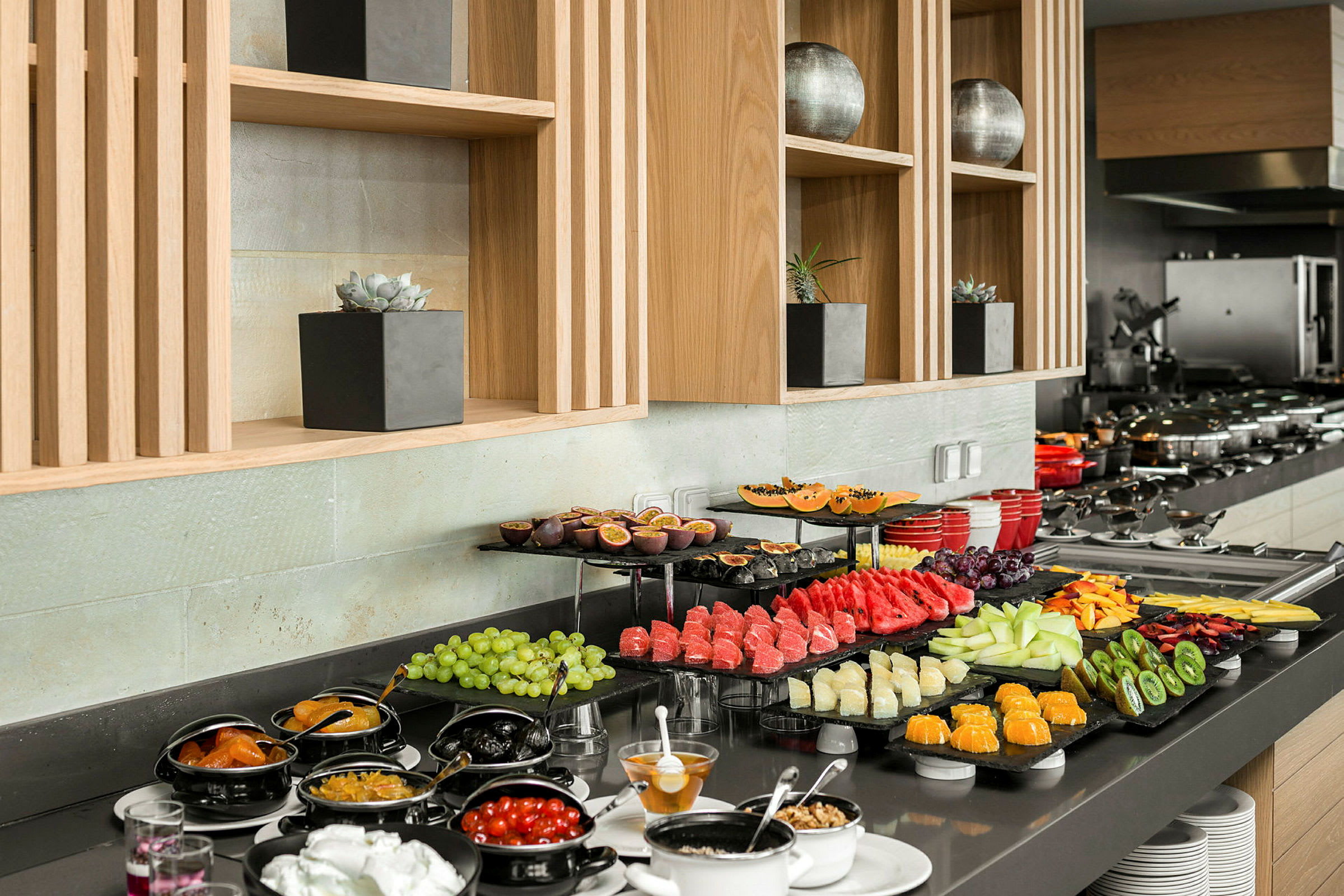 En buffet med forskellige typer frisk frugt og tilbehør, placeret i et elegant rum. (AI-genereret tekst)