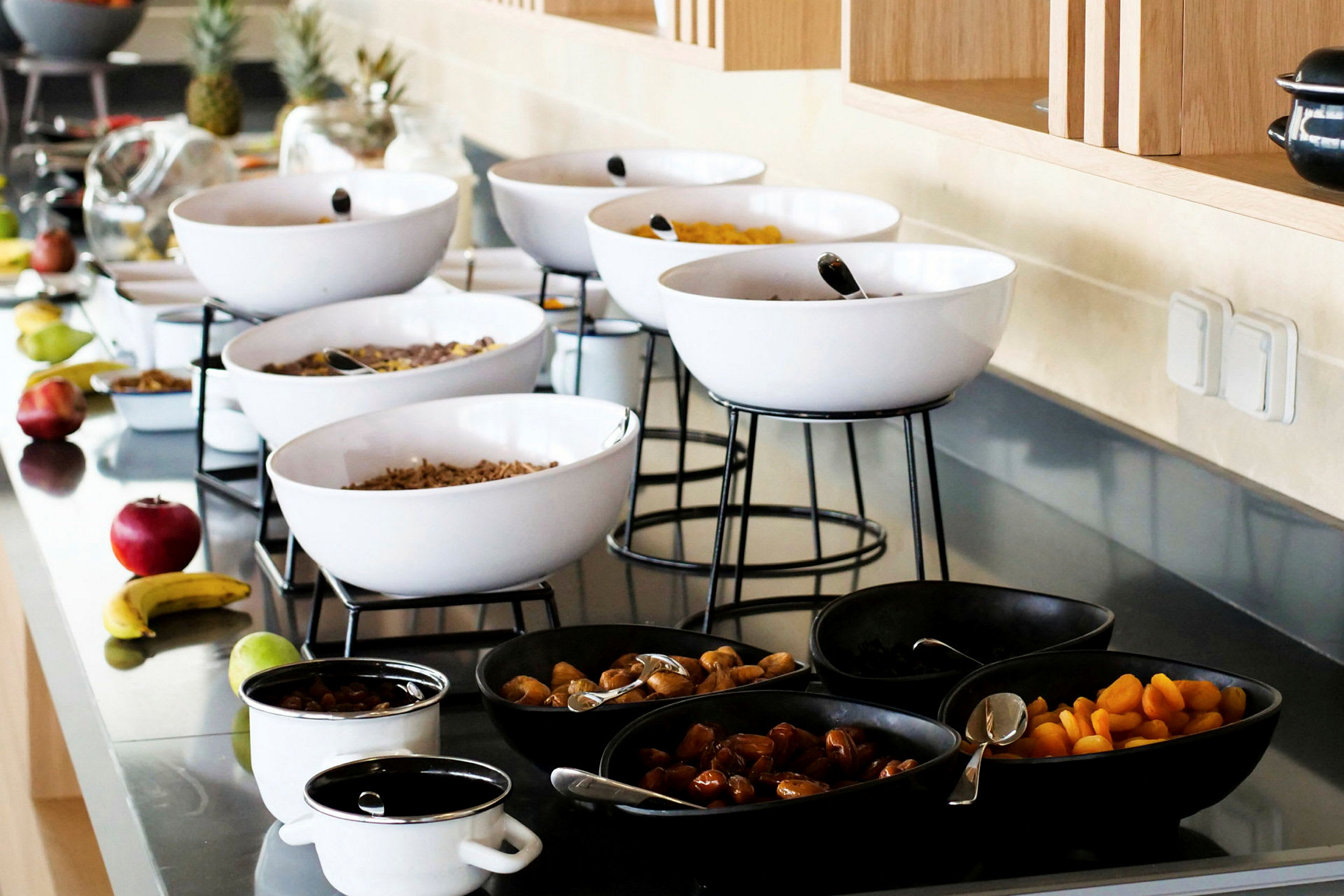 Morgenmadsbuffet med skåle fyldt med forskellige tilbehør og frugt. (AI-genereret tekst)