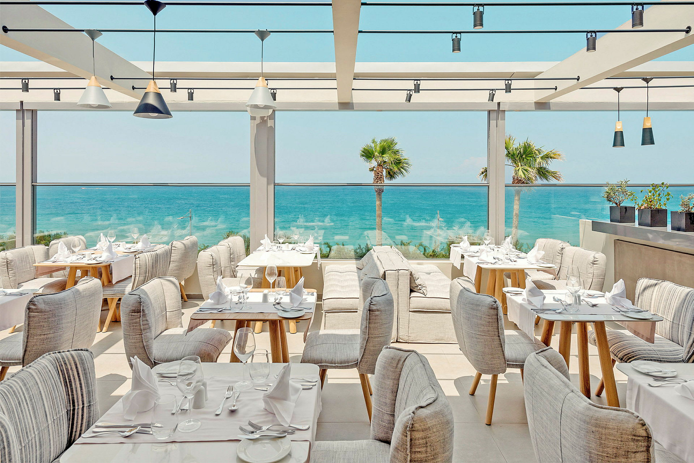 En restaurant med siddepladser ved havet. (AI-genereret tekst)