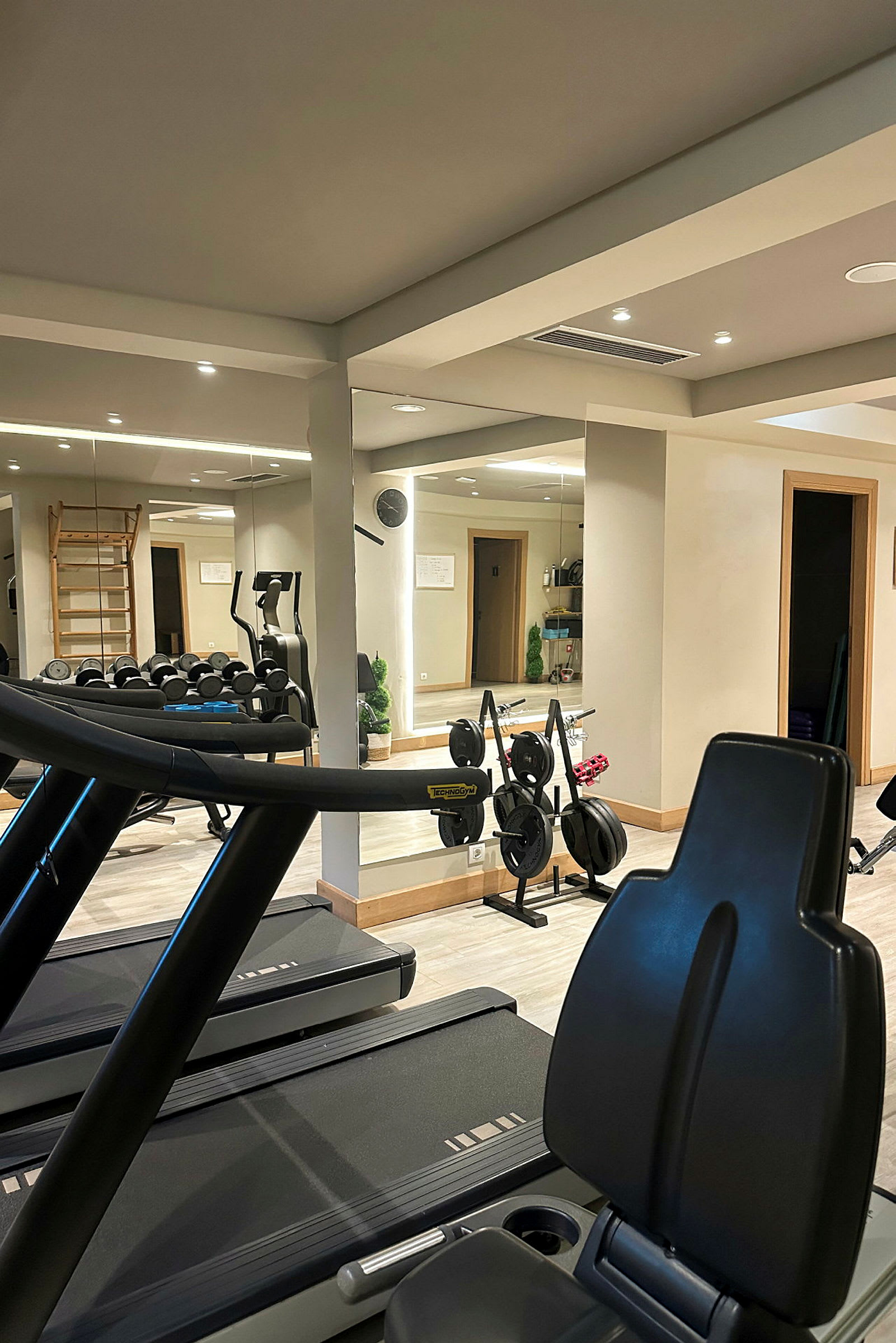 Et fitnesscenter med træningsudstyr såsom løbebånd, vægte og maskiner. (AI-genereret tekst)