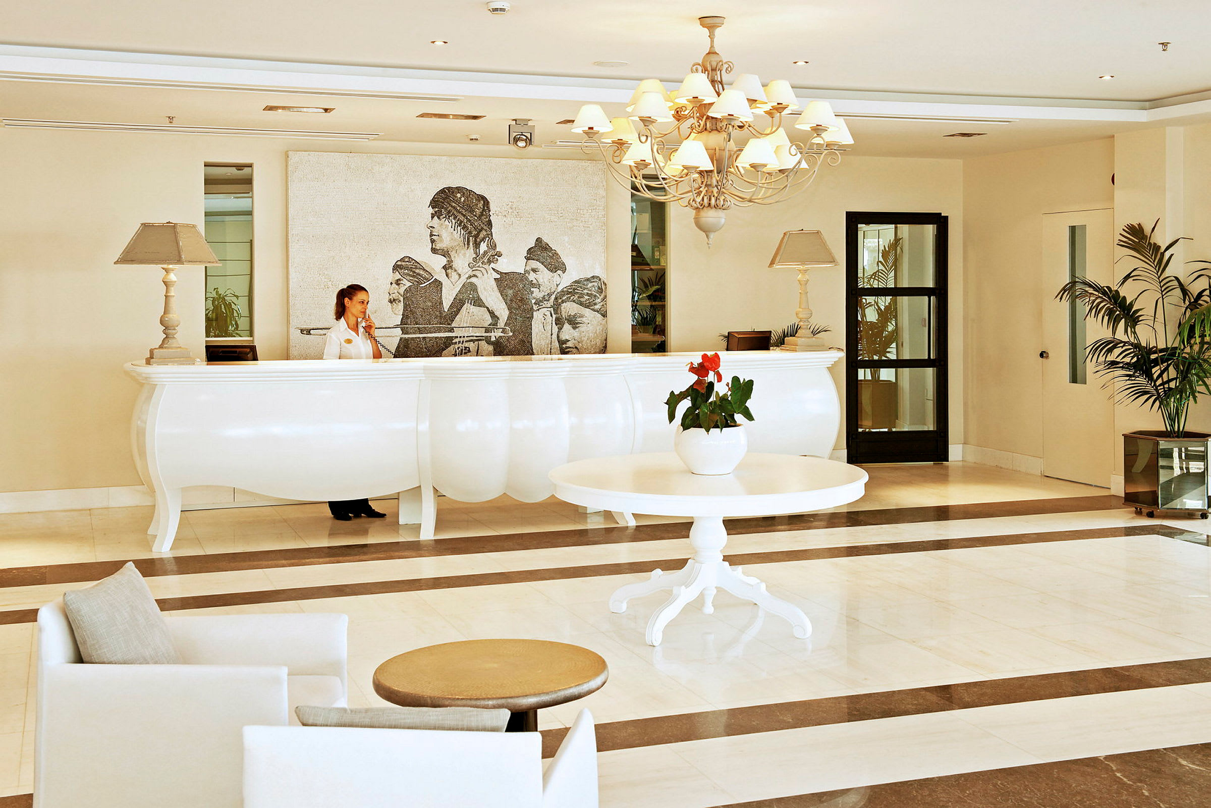 Interiør af hotellobby med reception og dekorative møbler. (AI-genereret tekst)