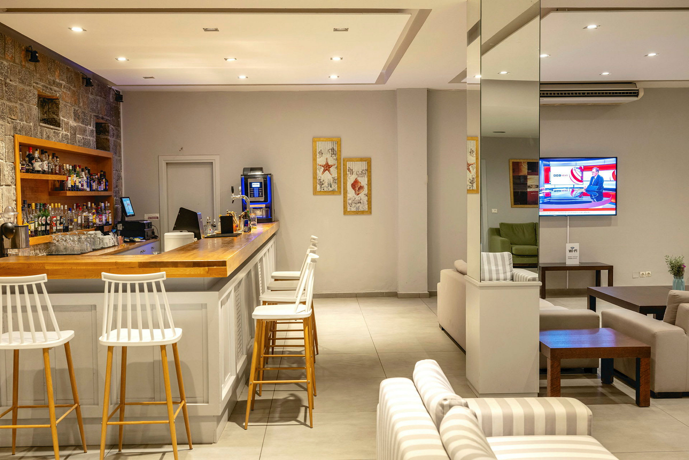 Moderne bar og lounge med siddeområde og TV. (AI-genereret tekst)