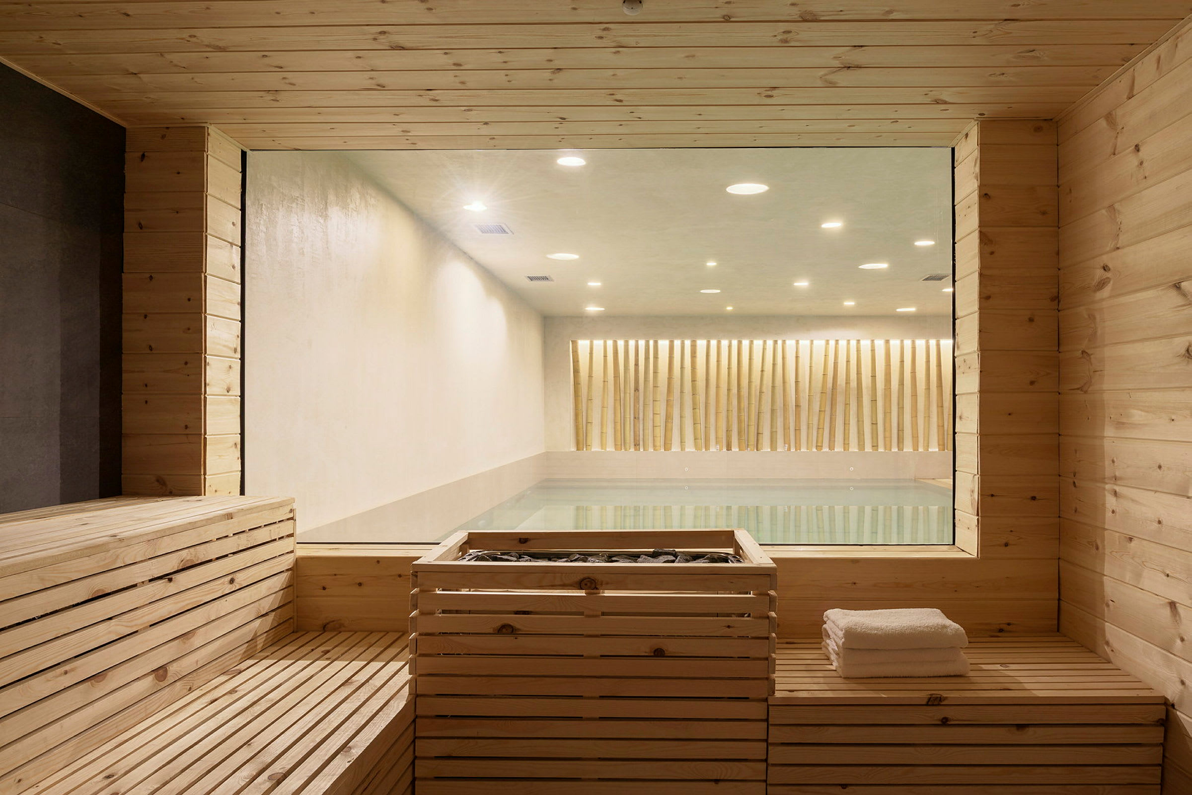 Indendørs pool set fra saunaen. (AI-genereret tekst)