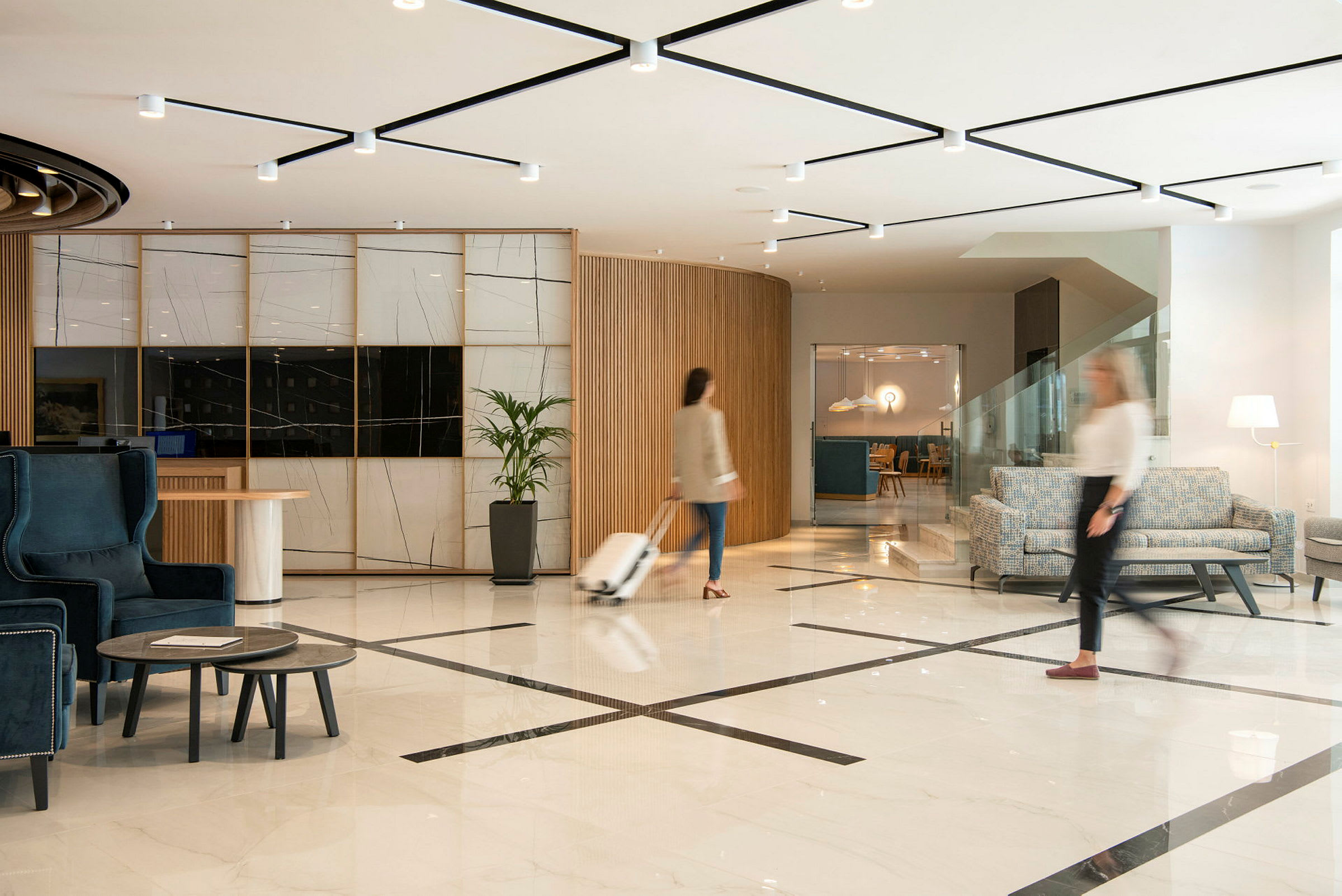 Moderne hotellobby med marmor, møbler og mennesker. (AI-genereret tekst)