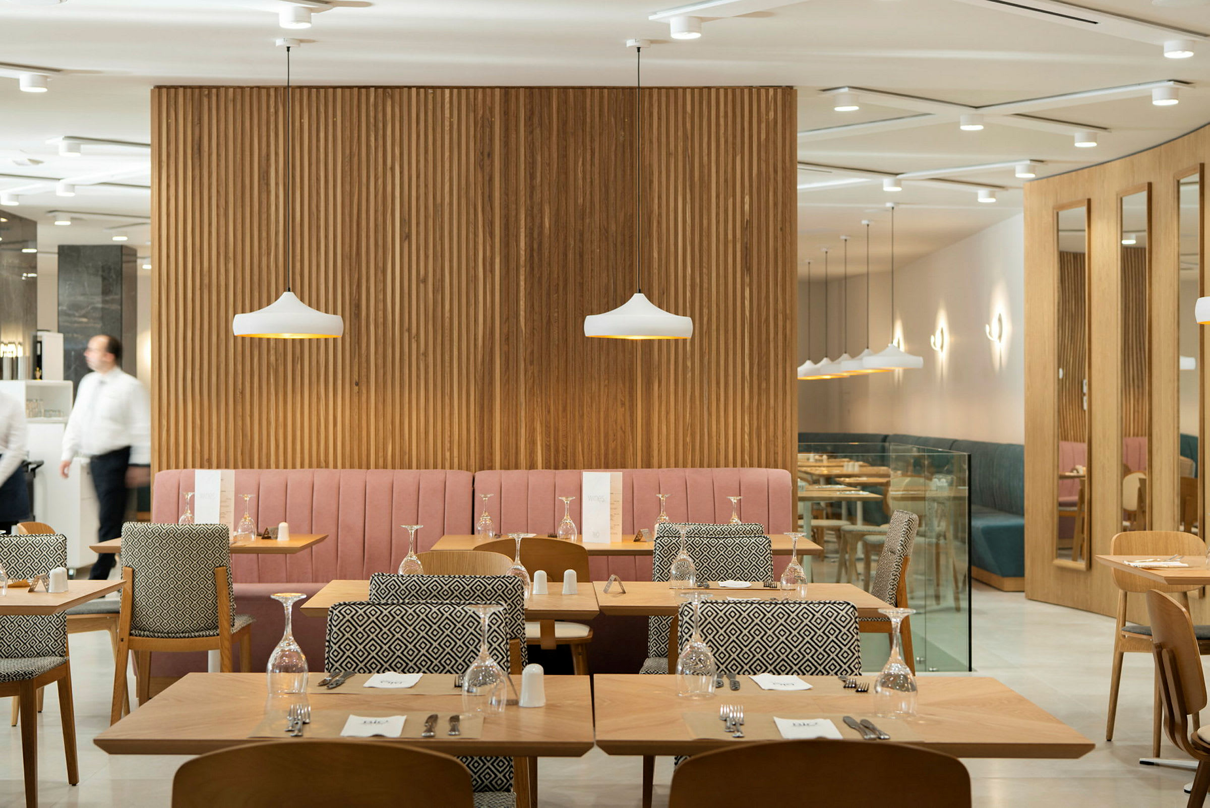 Restaurant med borde og stole samt dekorative lamper. (AI-genereret tekst)