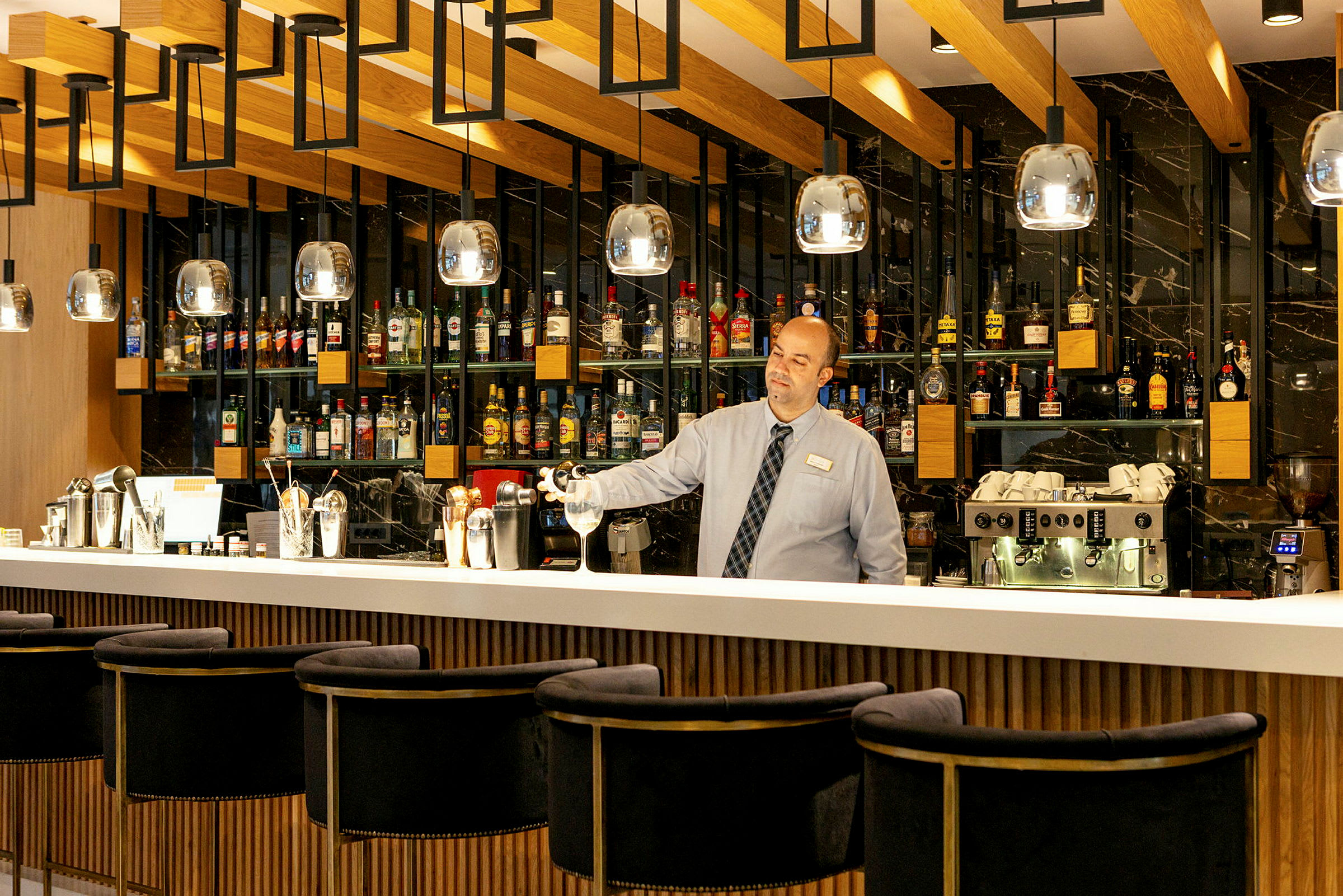 En bartender står bag en veludstyret bar. (AI-genereret tekst)