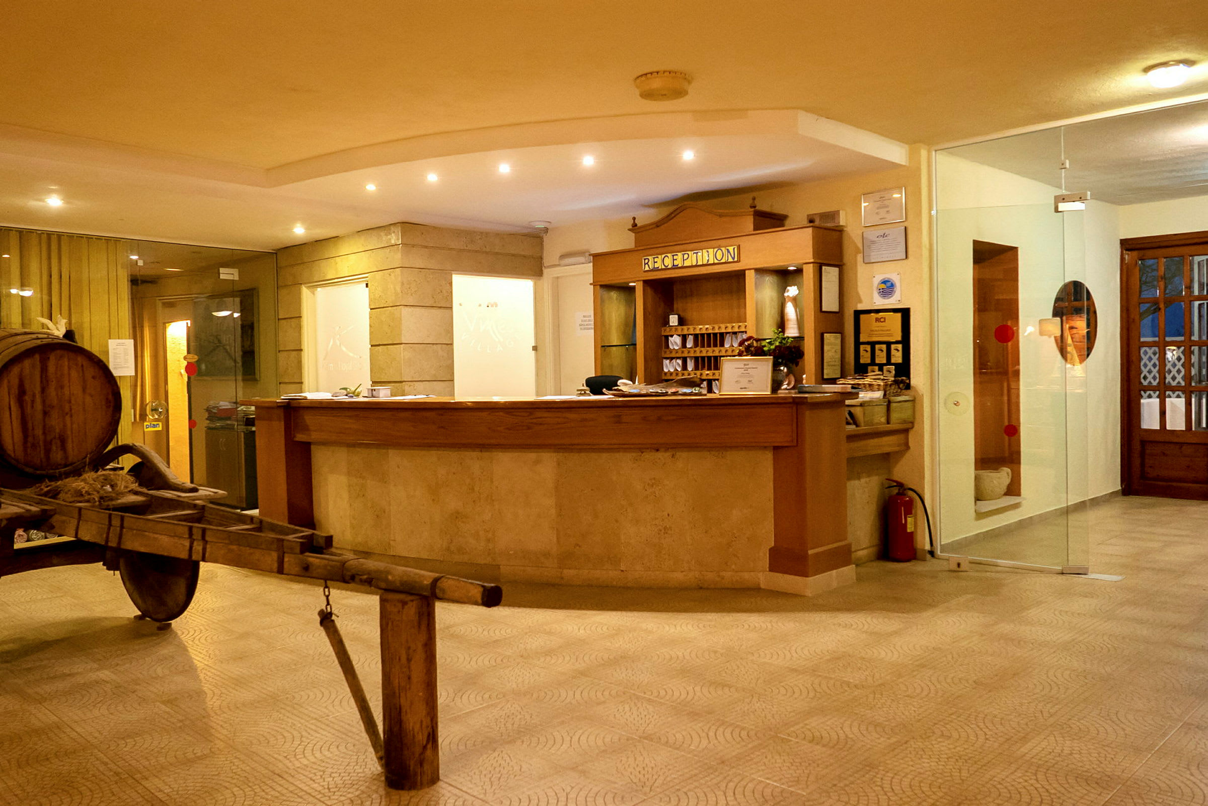 Hotelreception med træbord, dekorationer og en træslæde. (AI-genereret tekst)