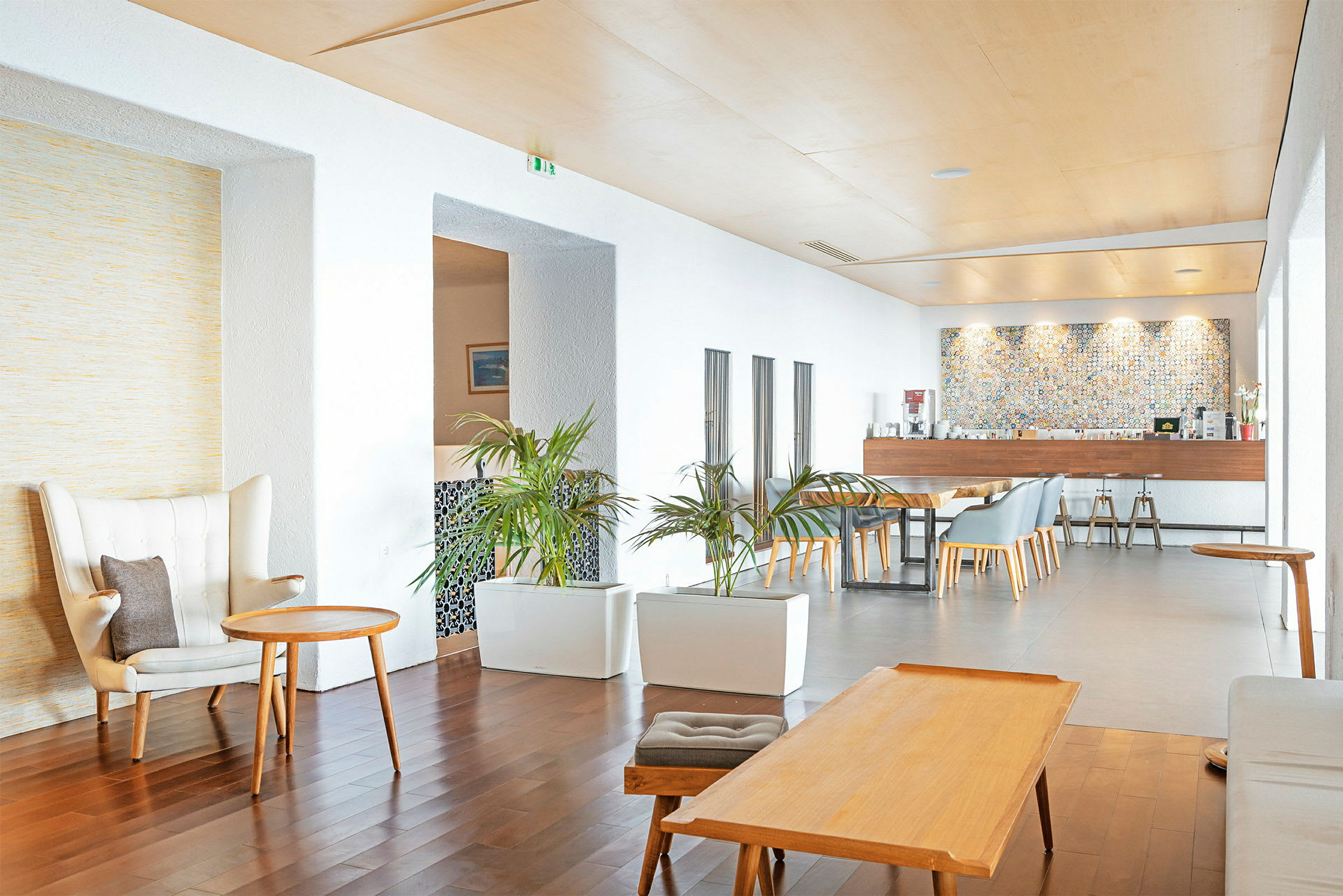 Loungeområde med siddepladser og bar. (AI-genereret tekst)