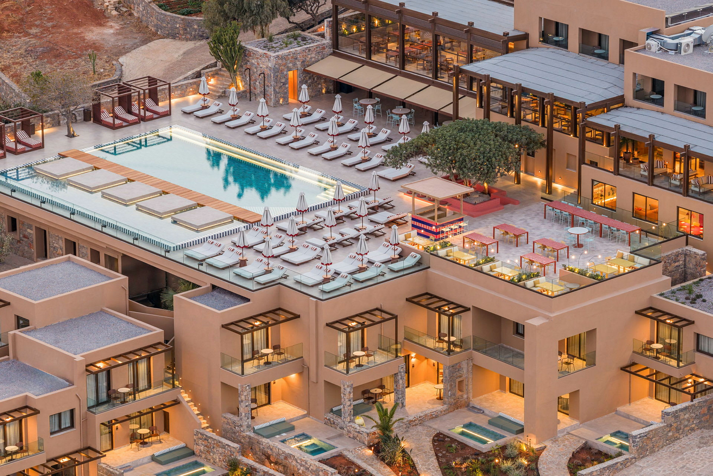 Et billede af et moderne hotel med poolområder og liggestole. (AI-genereret tekst)