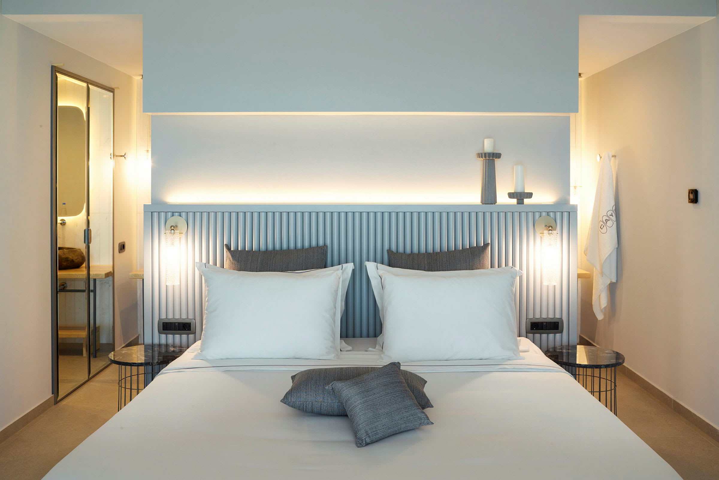 Et stilfuldt hotelværelse med en dobbeltseng og moderne detaljer. (AI-genereret tekst)