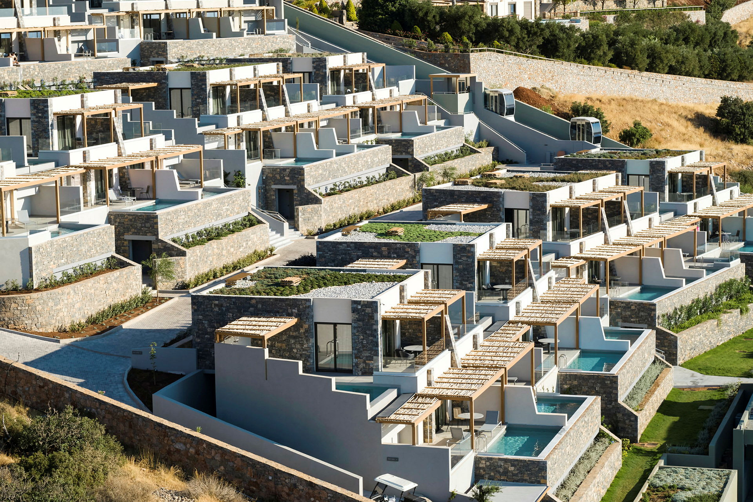 Terrassehuse med private pools og stenfacader. (AI-genereret tekst)