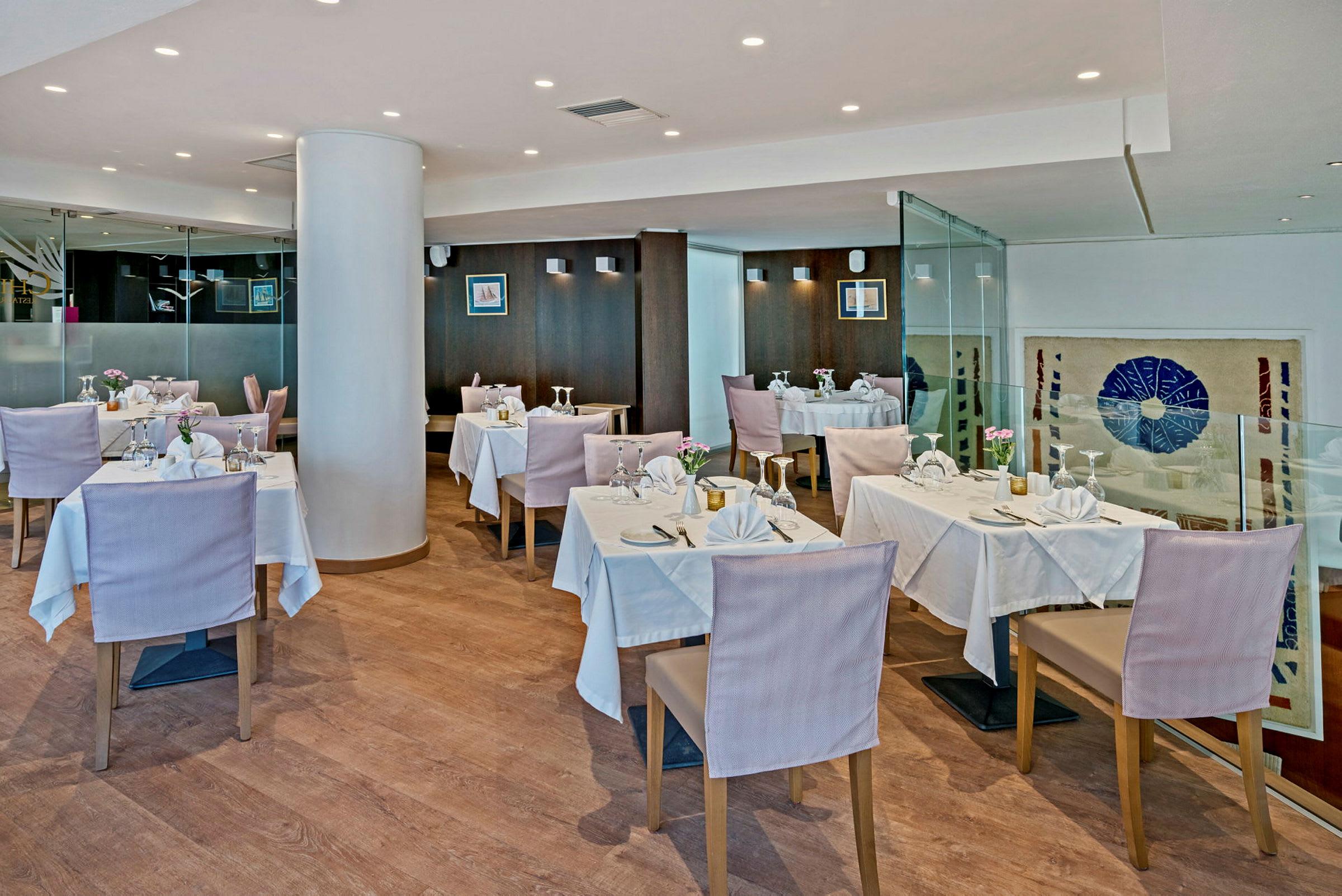 En elegant restaurant med opdækkede borde og hvide duge, omgivet af komfortable stole. (AI-genereret tekst)